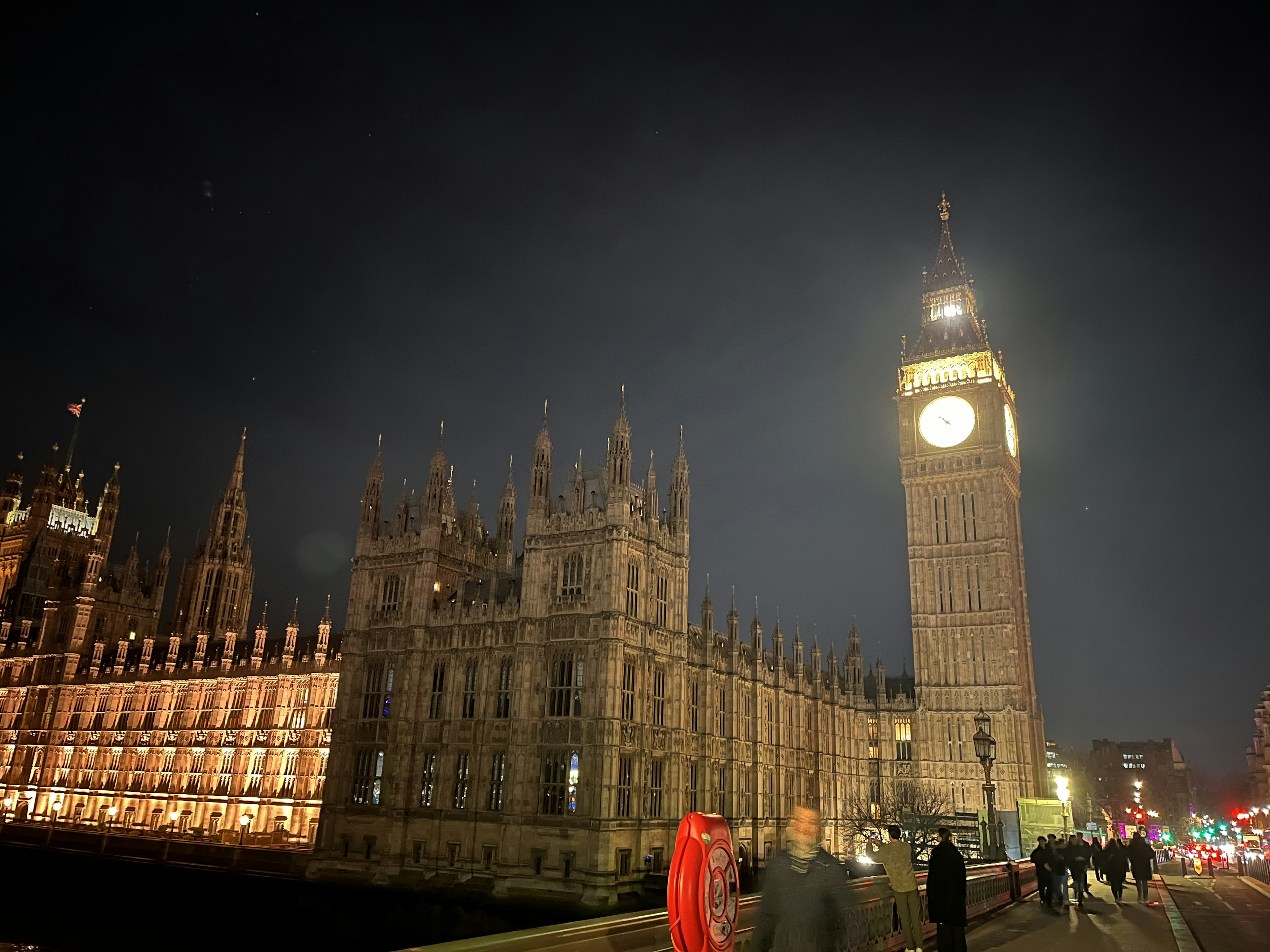 夜のロンドンのビッグベンと国会議事堂の美しい景観