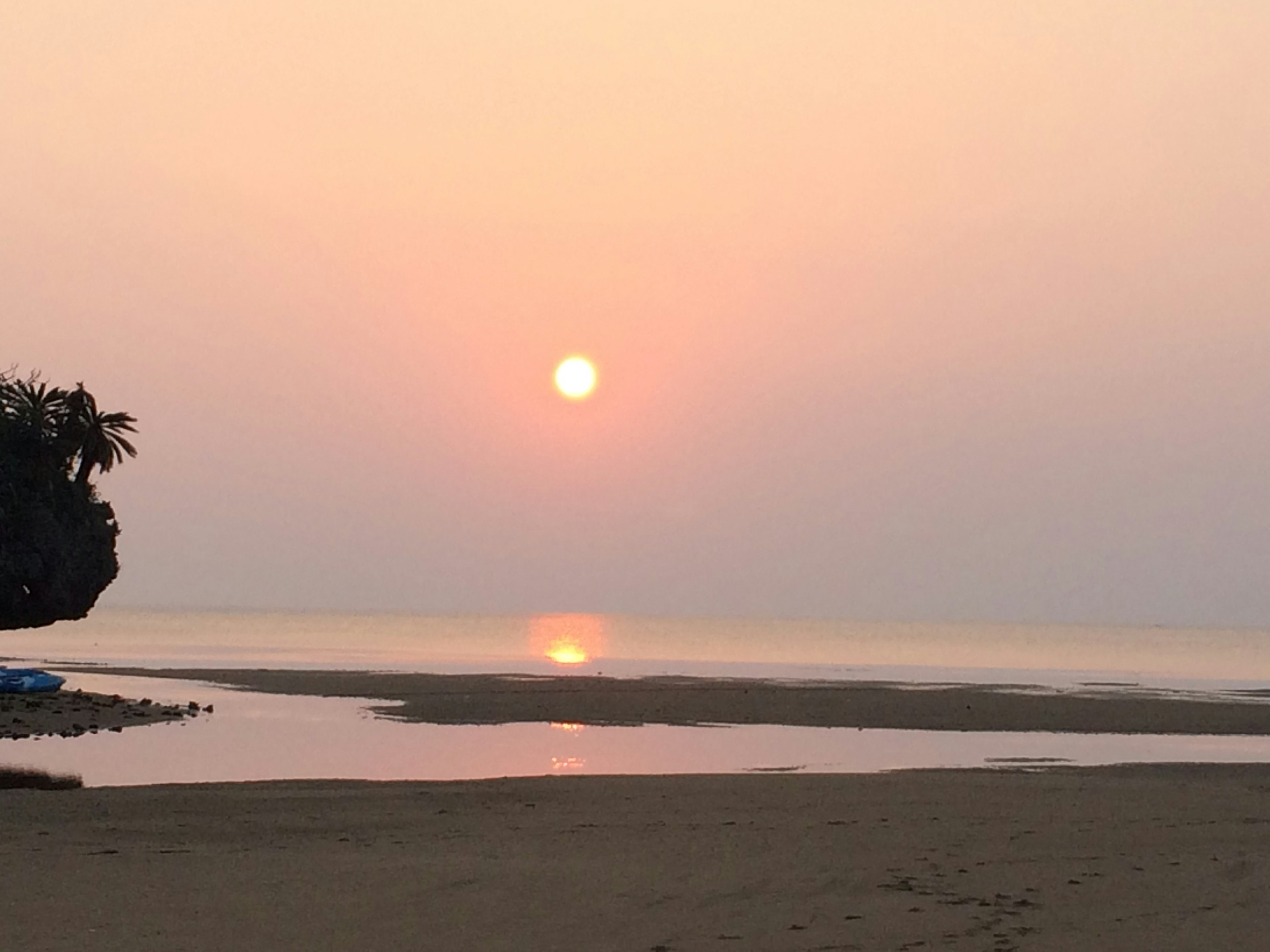 Ruhiger Strand Sonnenuntergang mit schönen Reflexionen