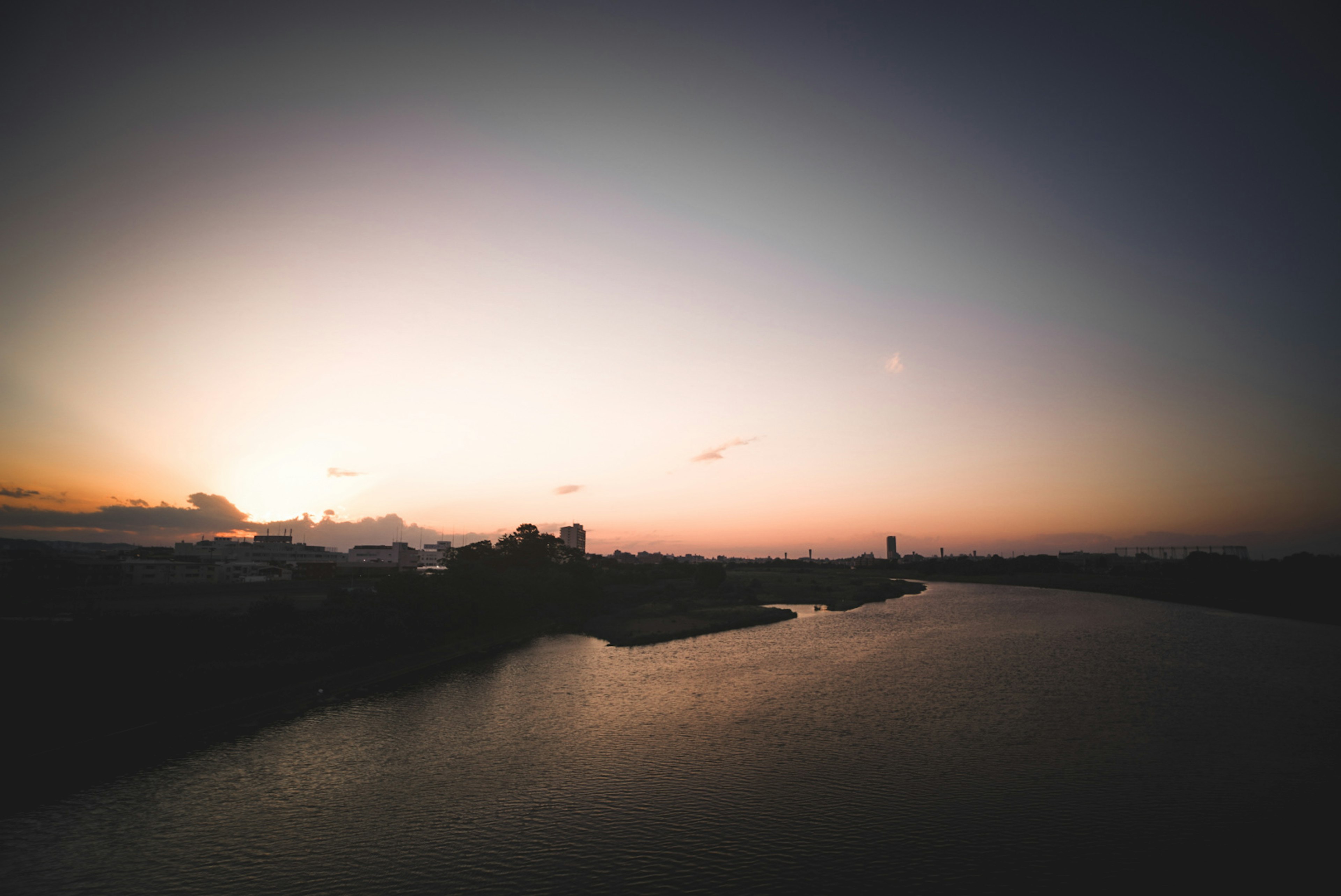 静かな川と夕暮れの空の景色