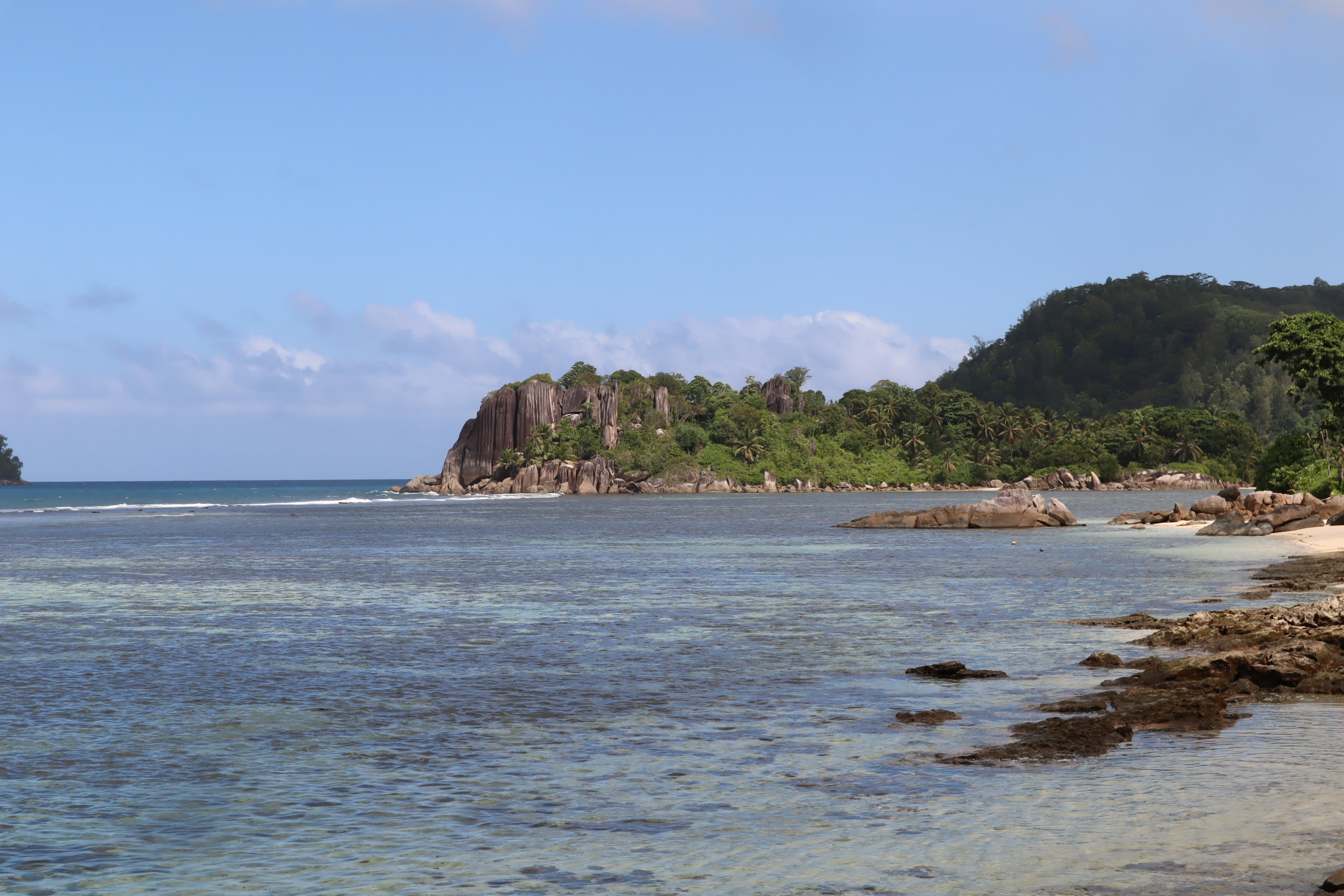 Pemandangan indah laut biru dan bukit hijau