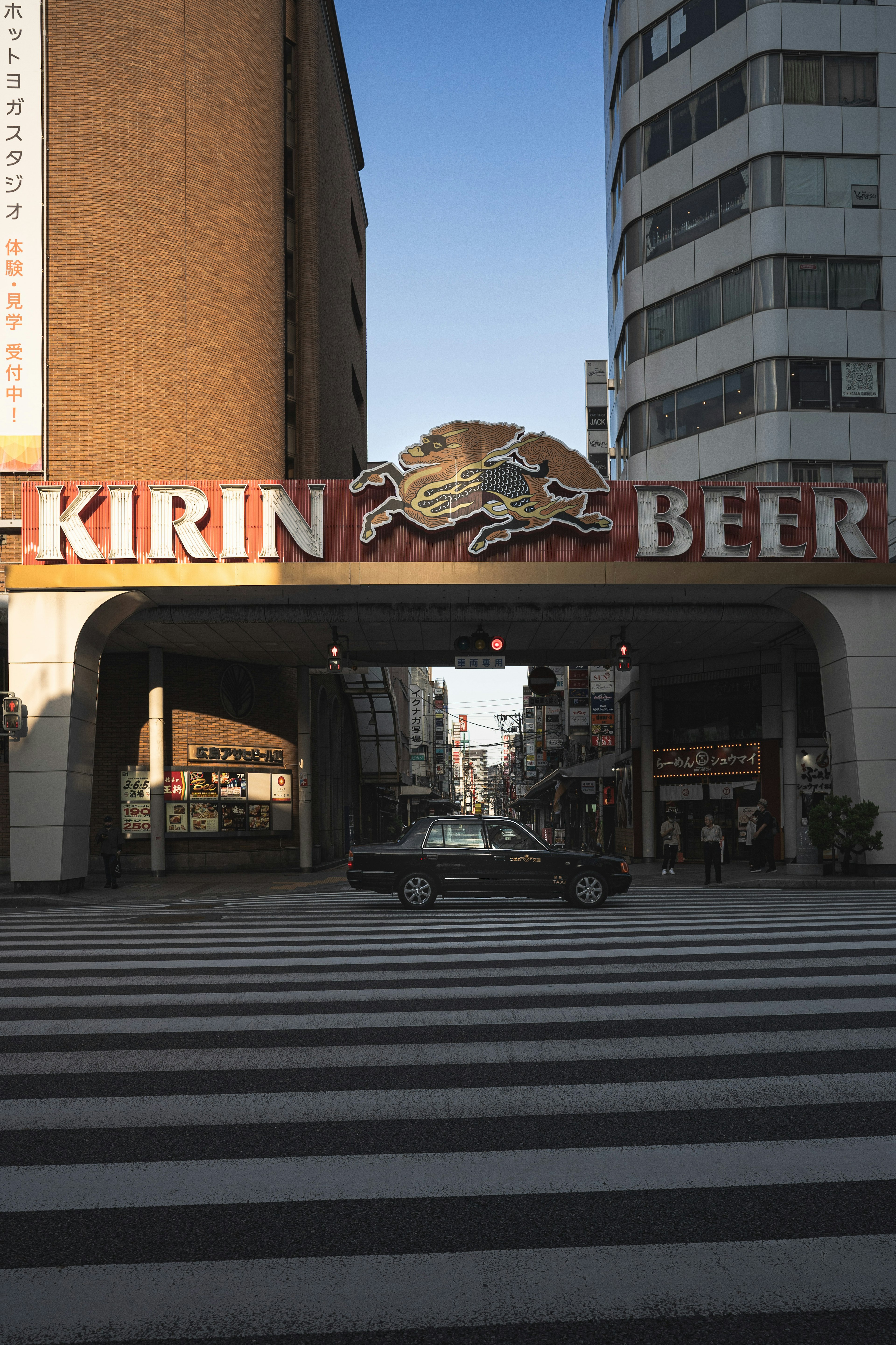 Vista de una intersección con el letrero de Kirin Beer