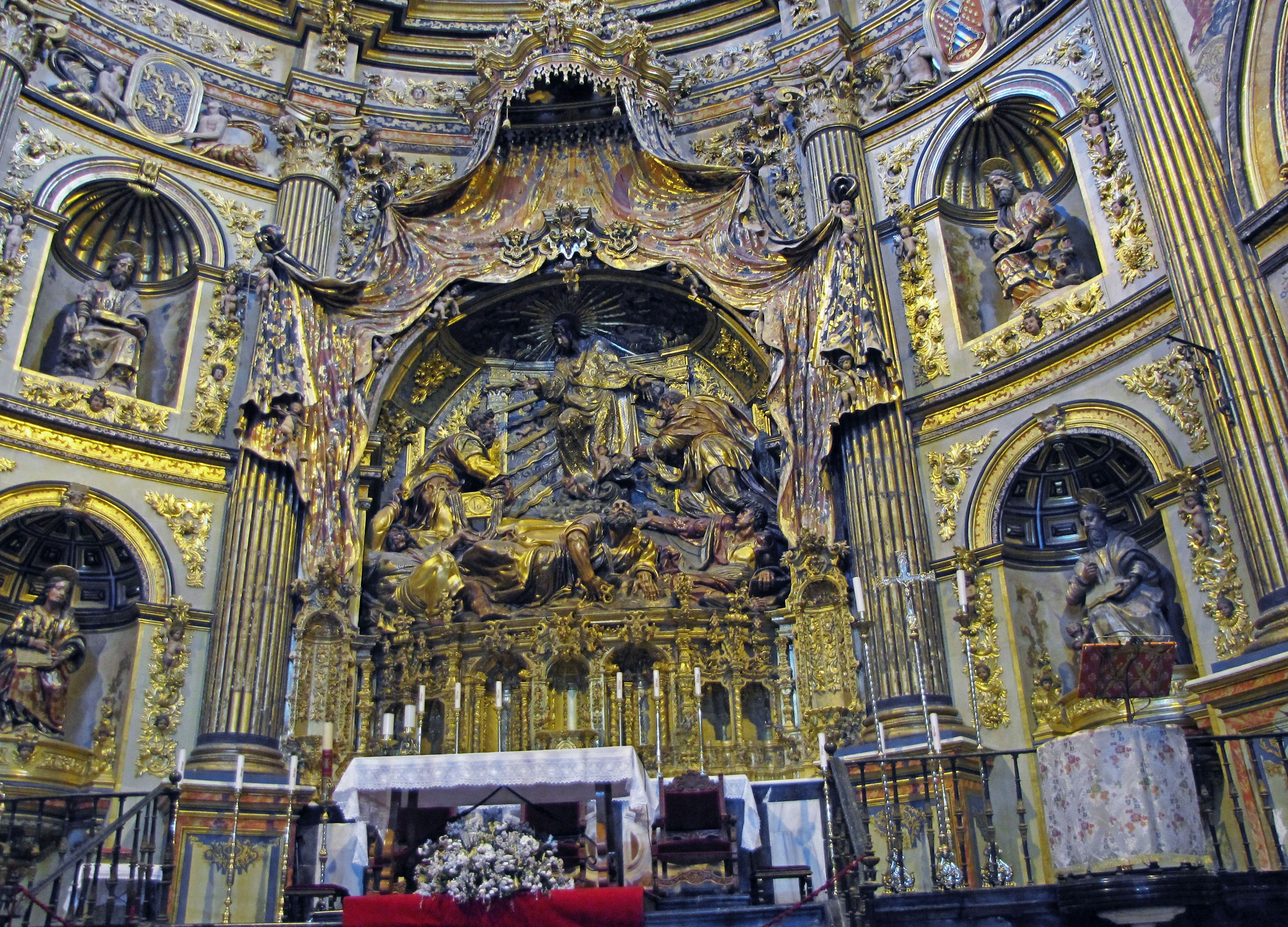 Interior de iglesia intrincado con decoraciones ornamentadas Santos esculpidos en las paredes Detalles dorados llamativos