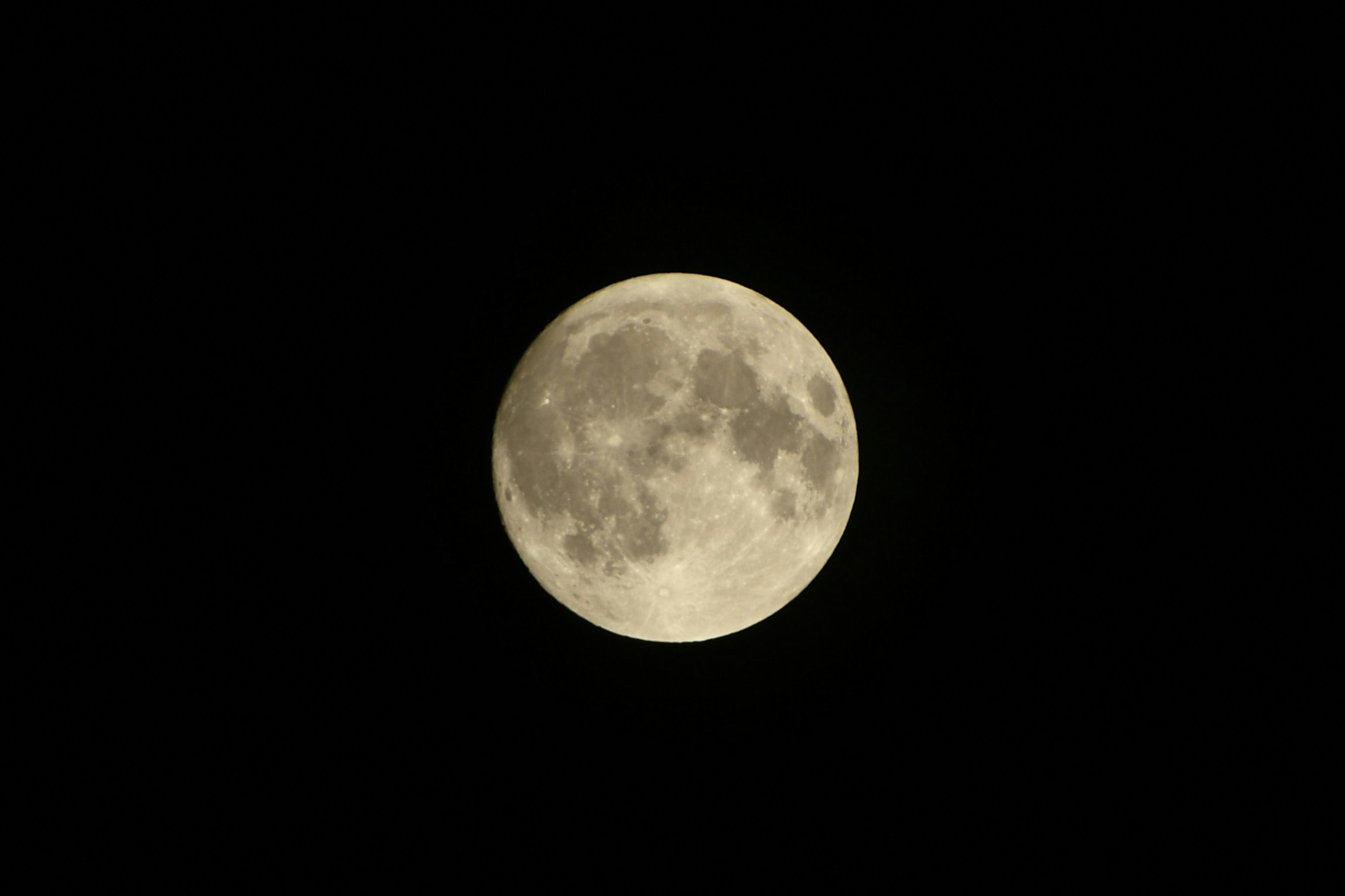 夜空中明亮的满月特写