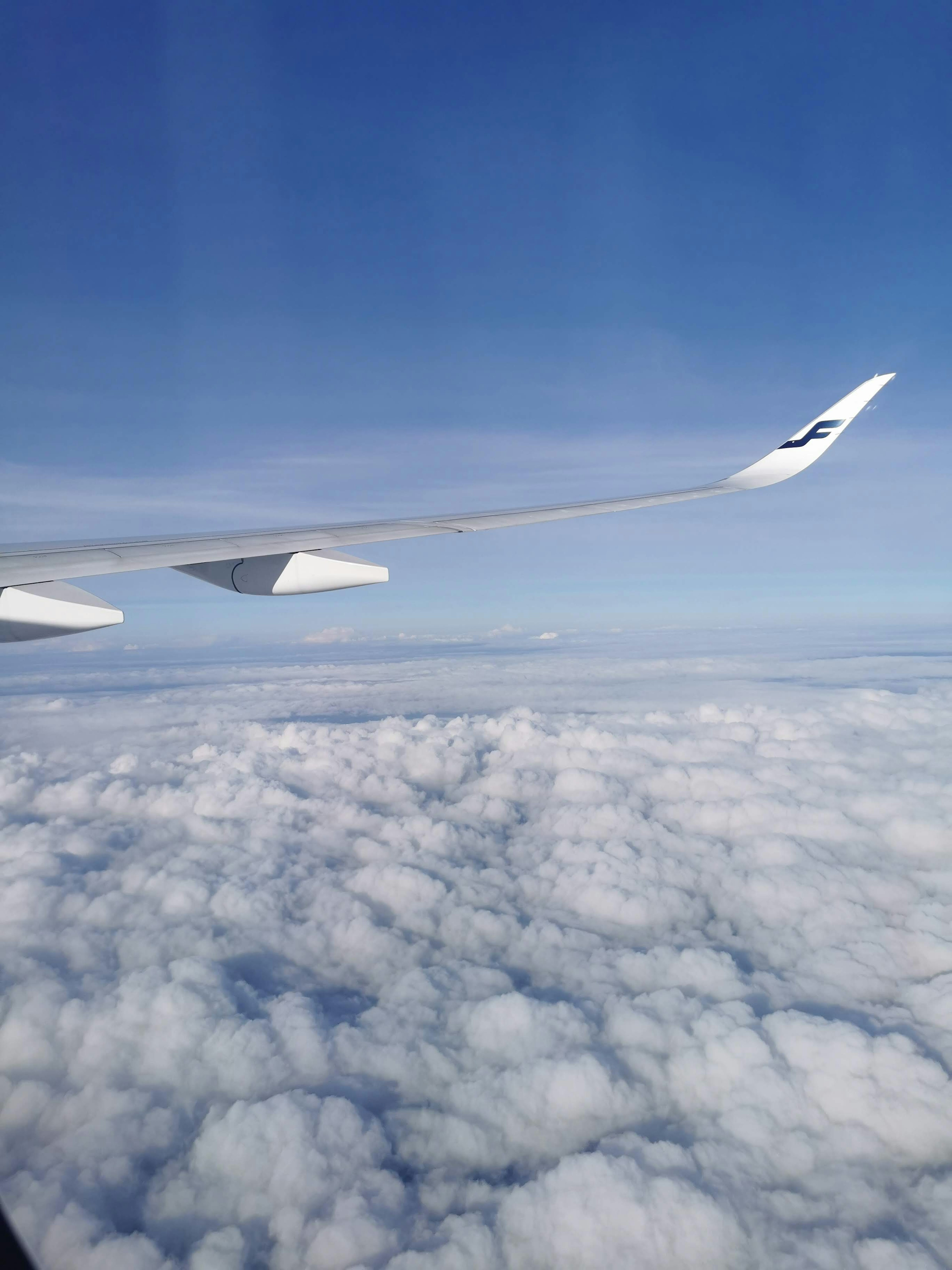 Flugzeugflügel über fluffigen Wolken