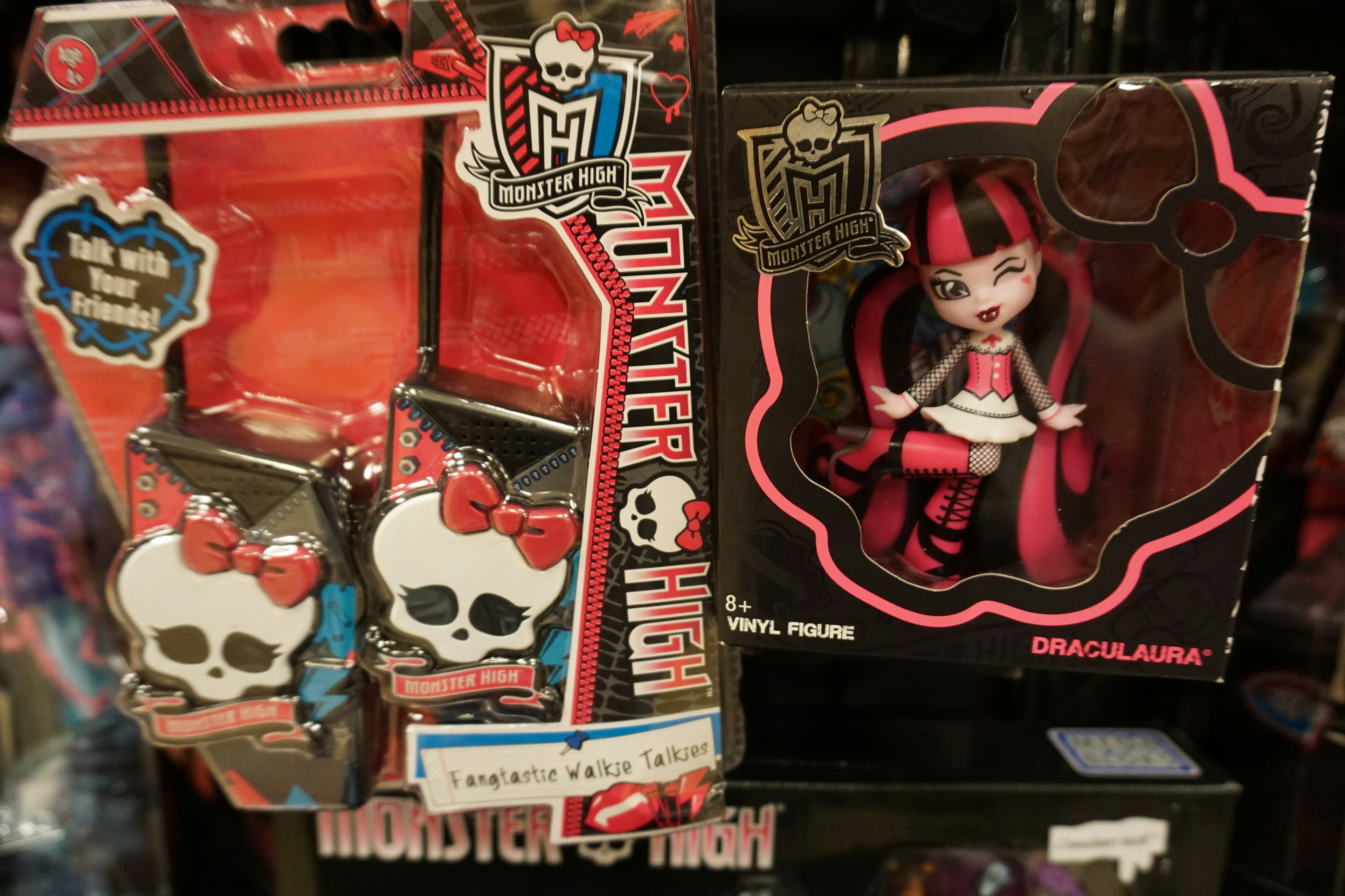 Monster High Puppe und Kopfhörer in Form eines Schädels ausgestellt