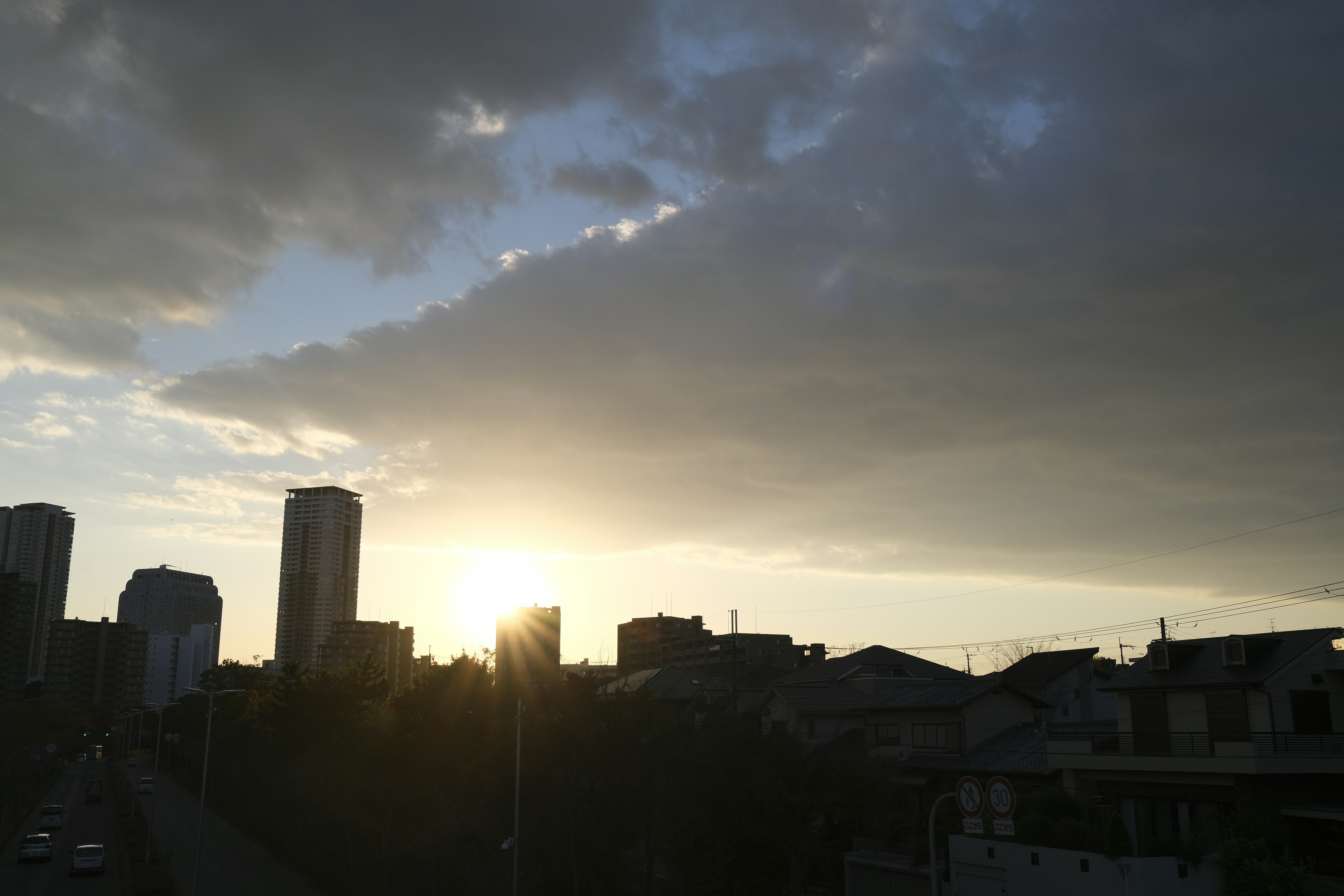 Paesaggio urbano al tramonto con grattacieli e nuvole