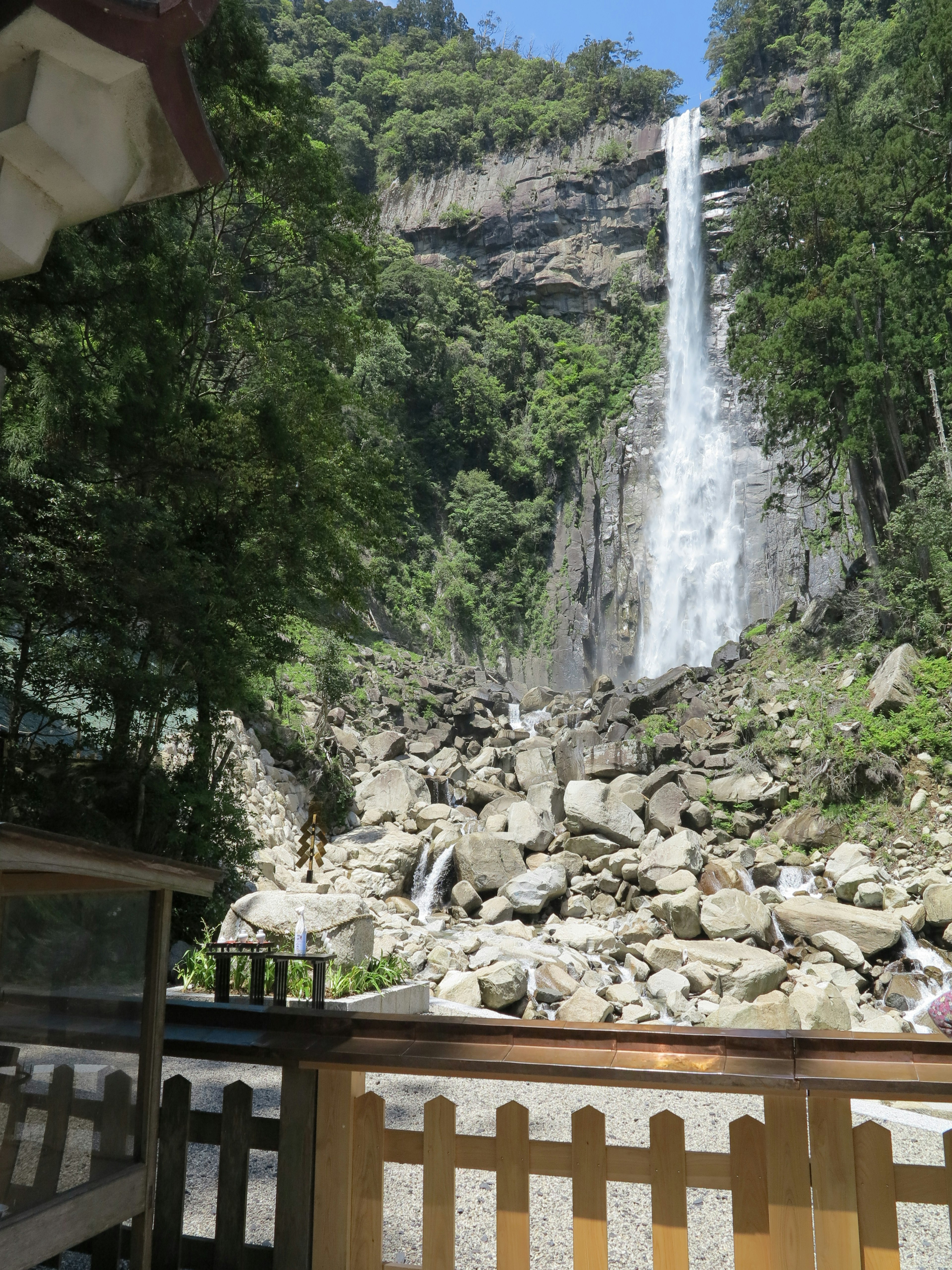 Pemandangan indah air terjun dikelilingi gunung hijau