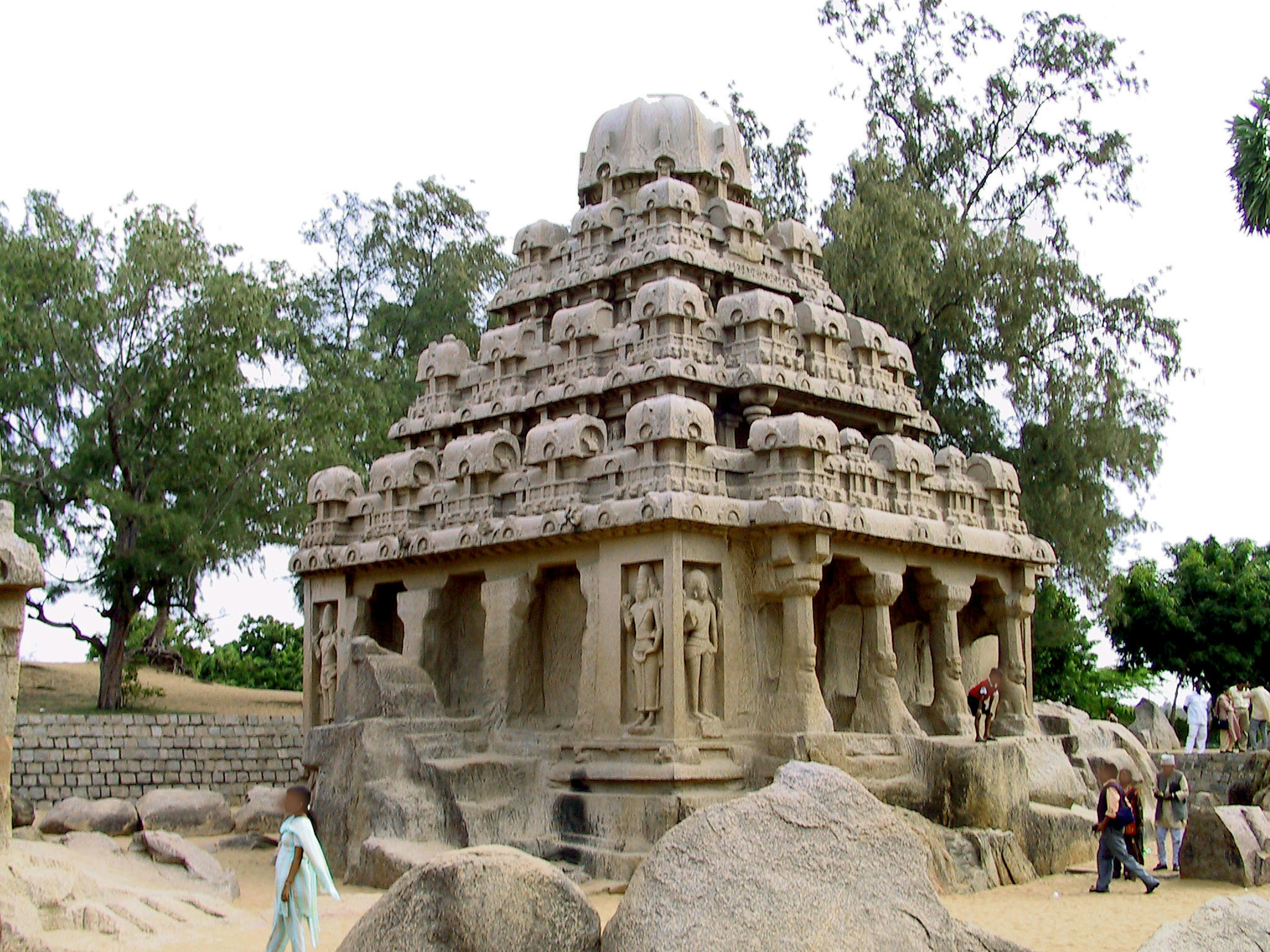 Temple en pierre ancien avec toit orné et sculptures visibles