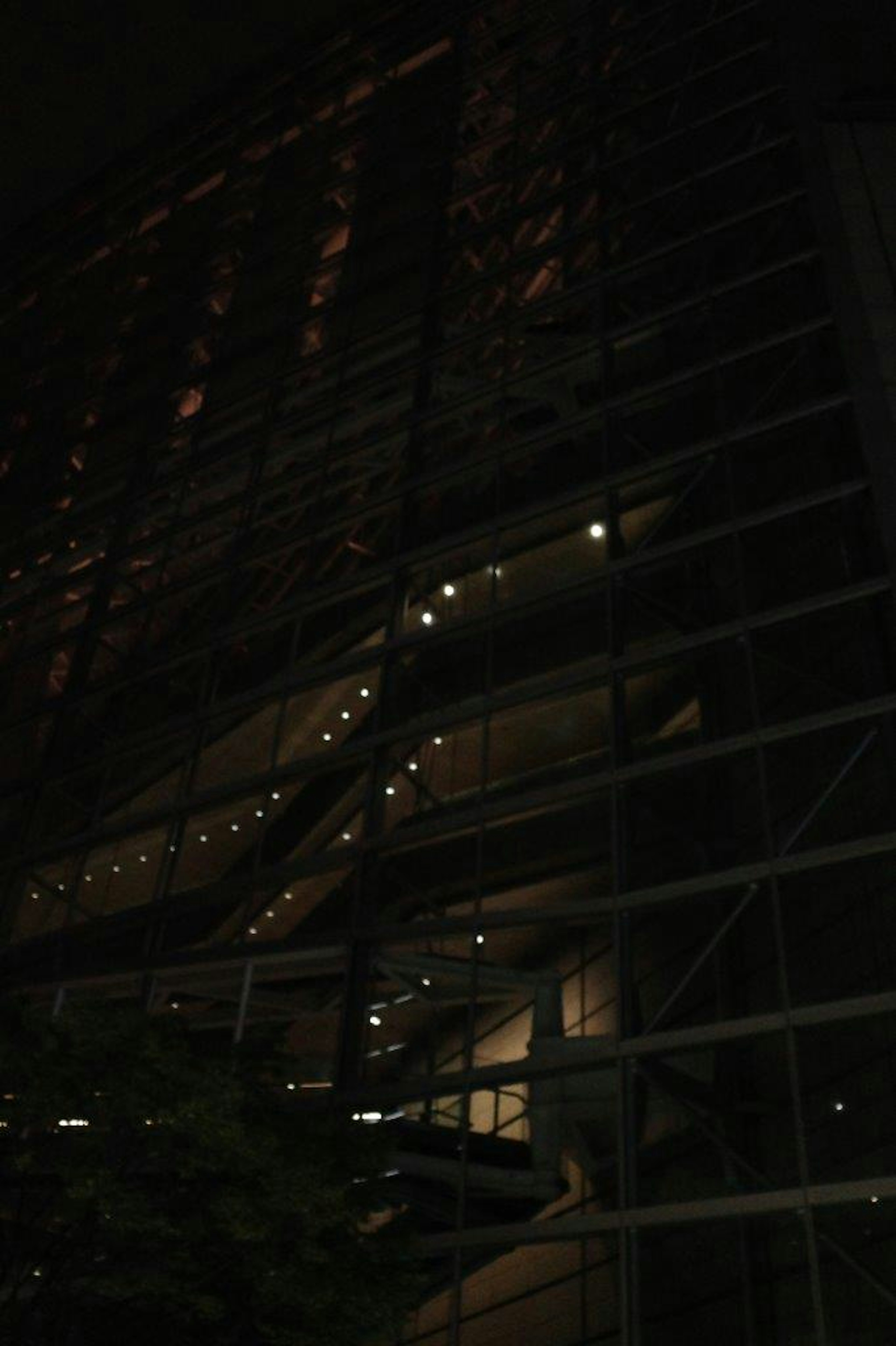 Vista exterior de una escalera de edificio moderno iluminada por la noche