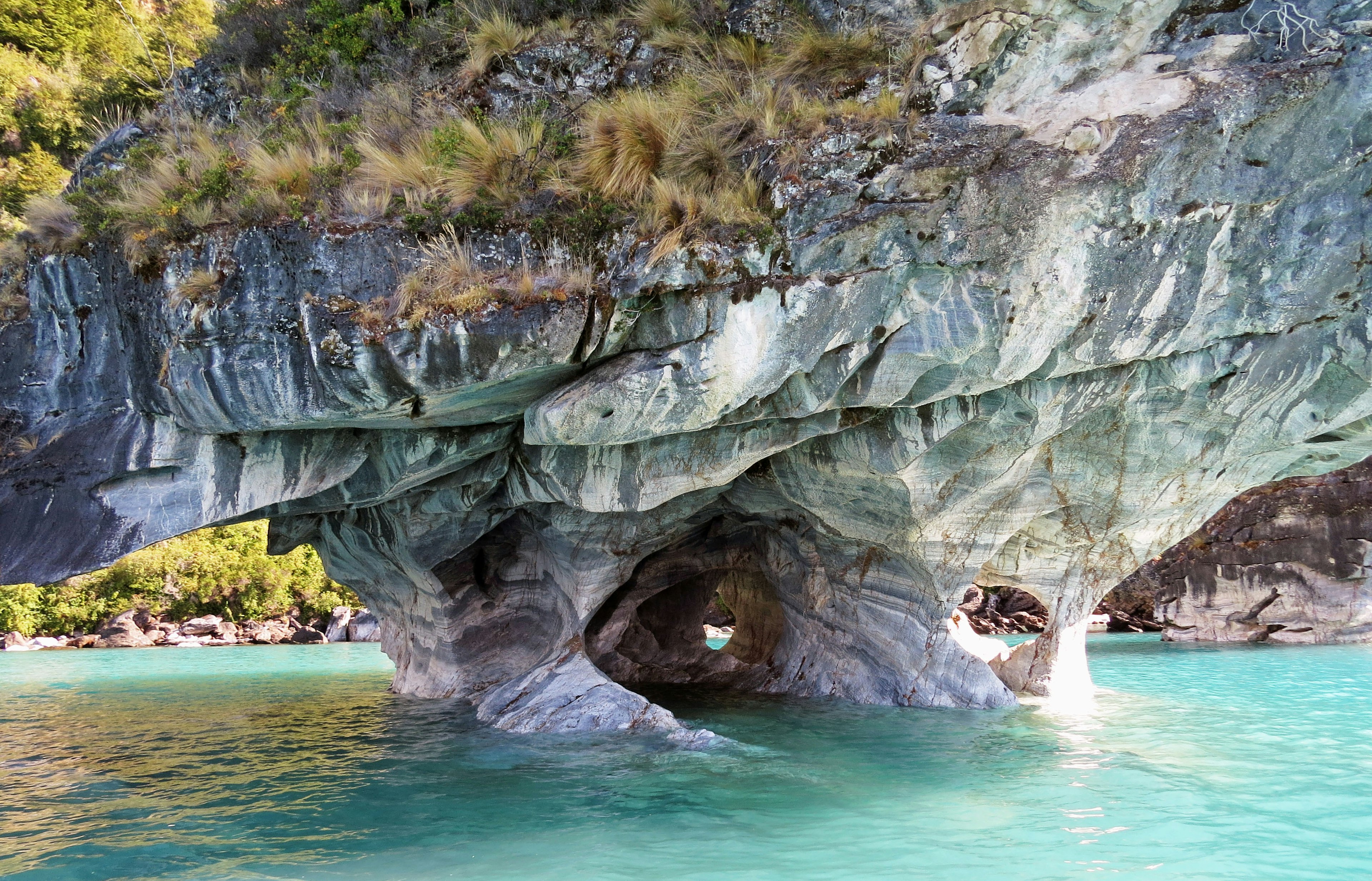 Formation rocheuse magnifique avec des grottes dans une eau turquoise