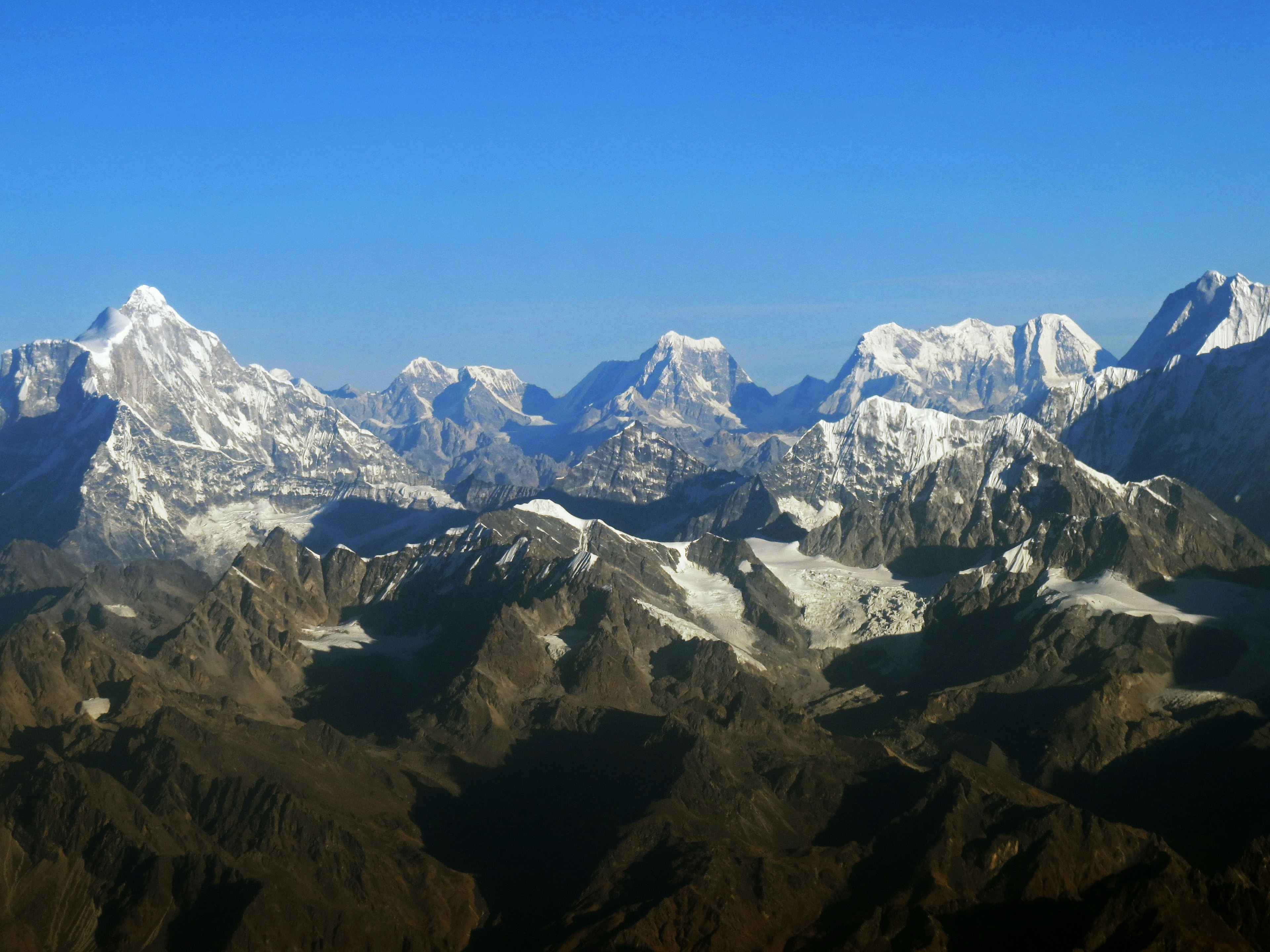 Schneebedeckte Berge unter einem klaren blauen Himmel