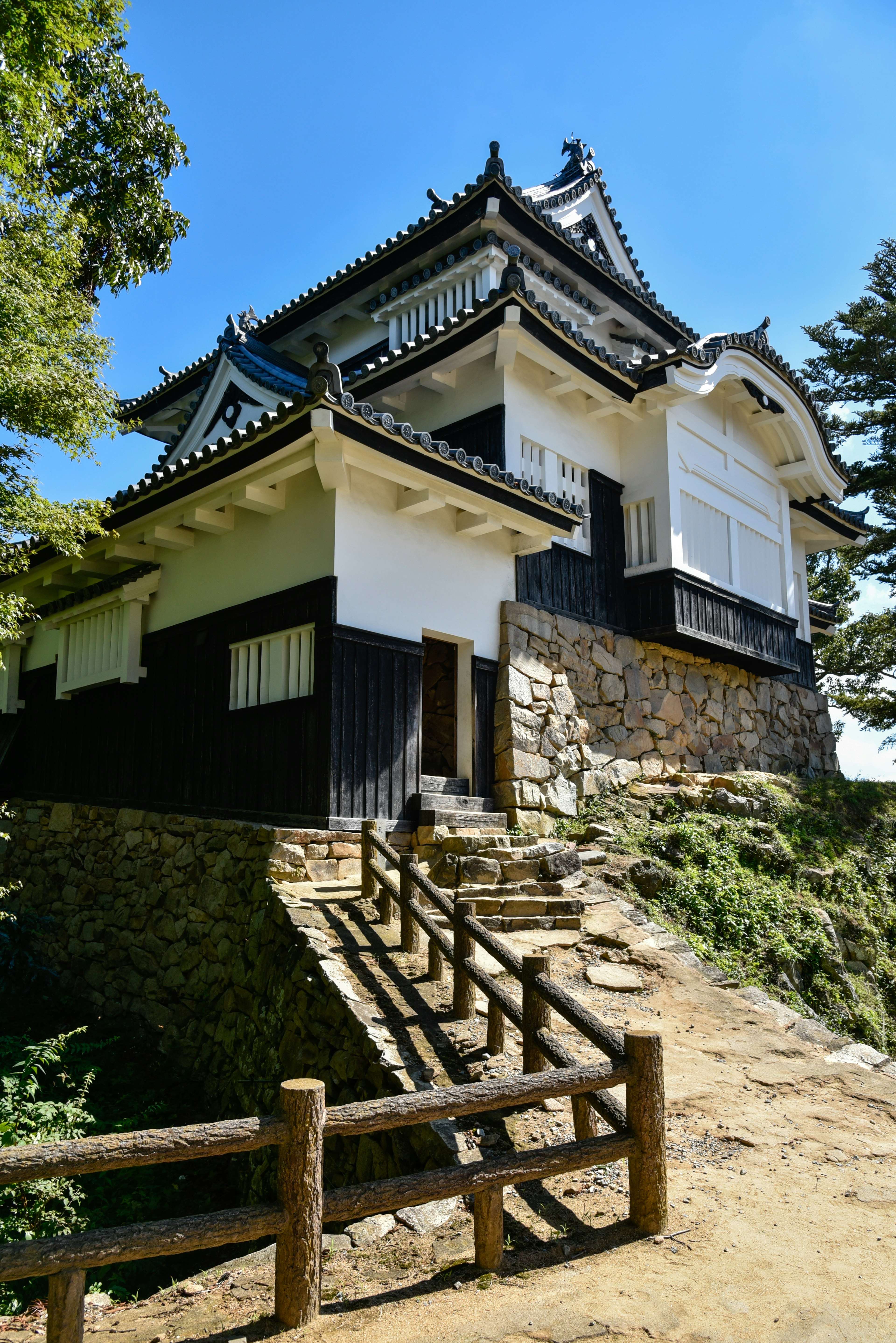 日本の伝統的な城の建物が青空の下に立っています