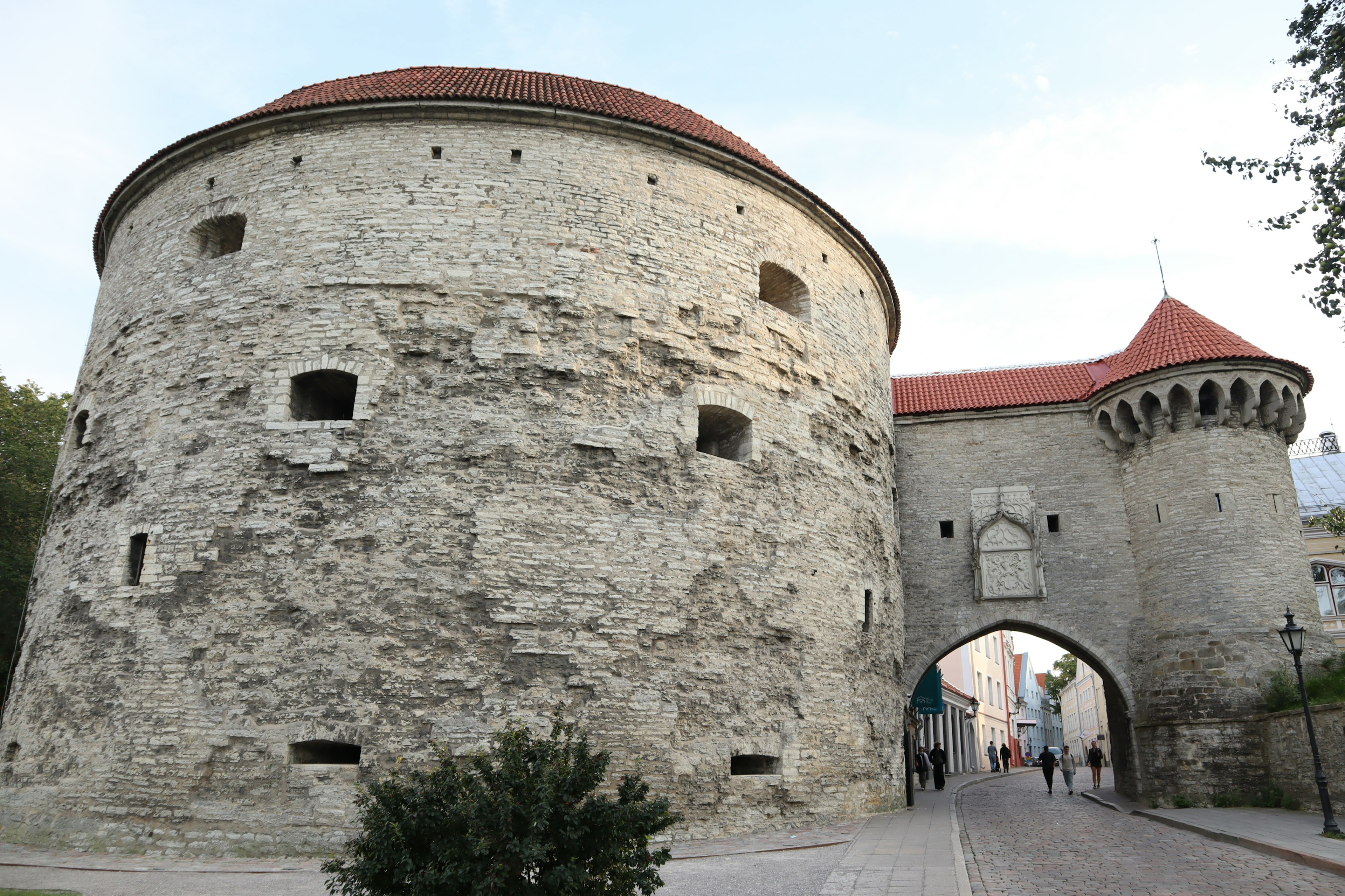 Antica torre di pietra e porta a Tallinn Estonia