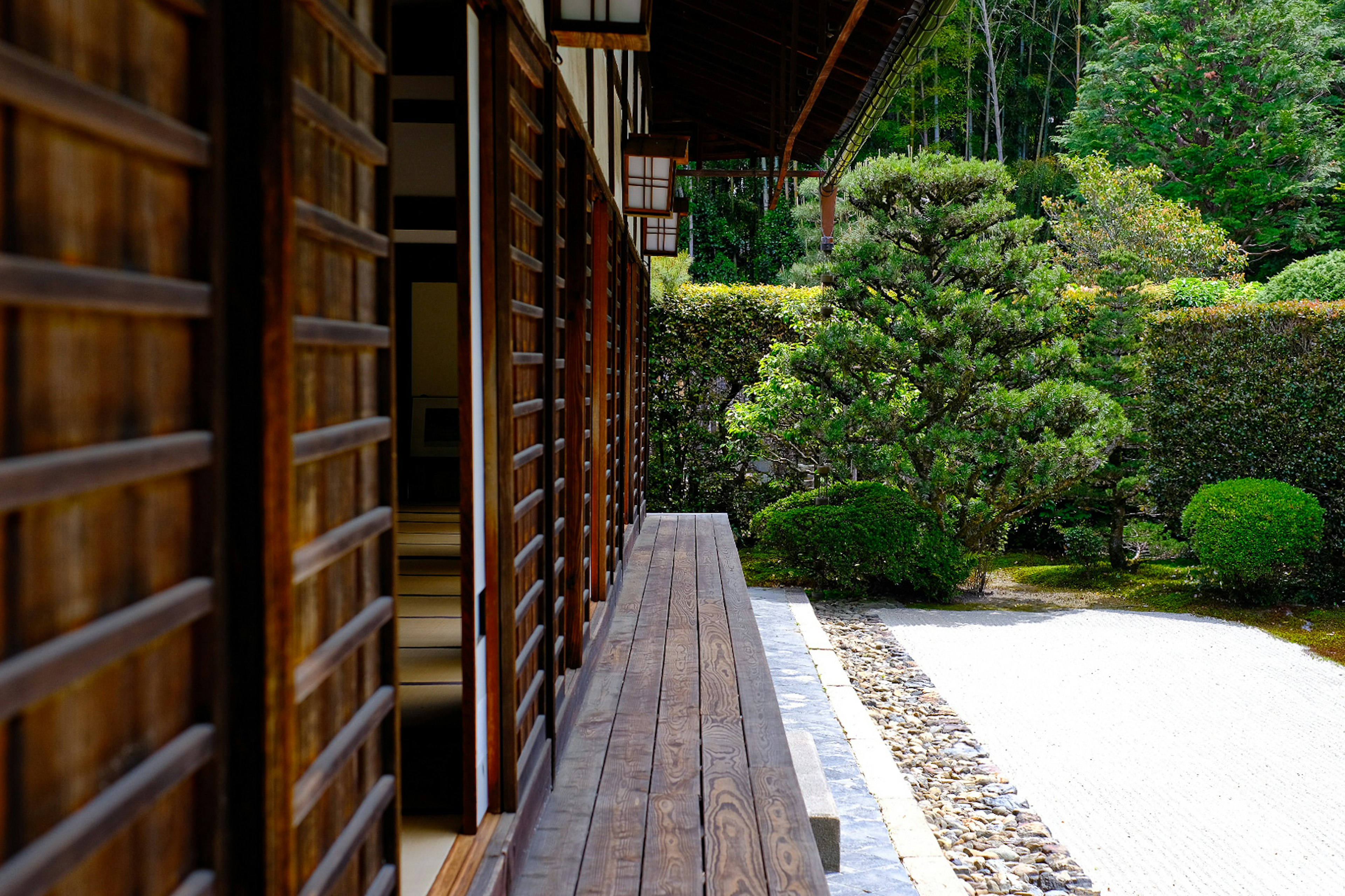 日本の伝統的な建物の外観と美しい庭園が見える