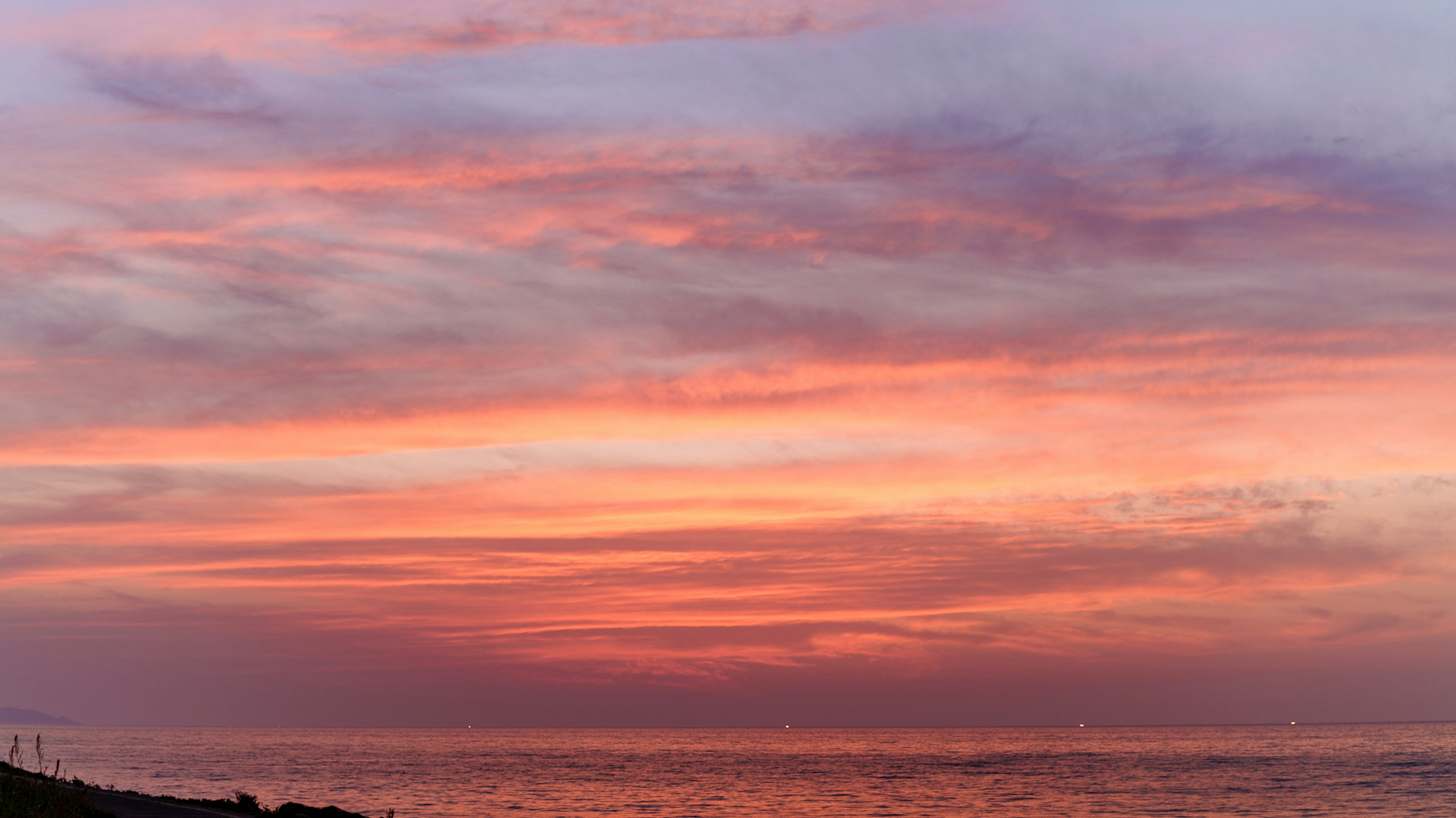 Impresionante cielo de atardecer sobre el océano