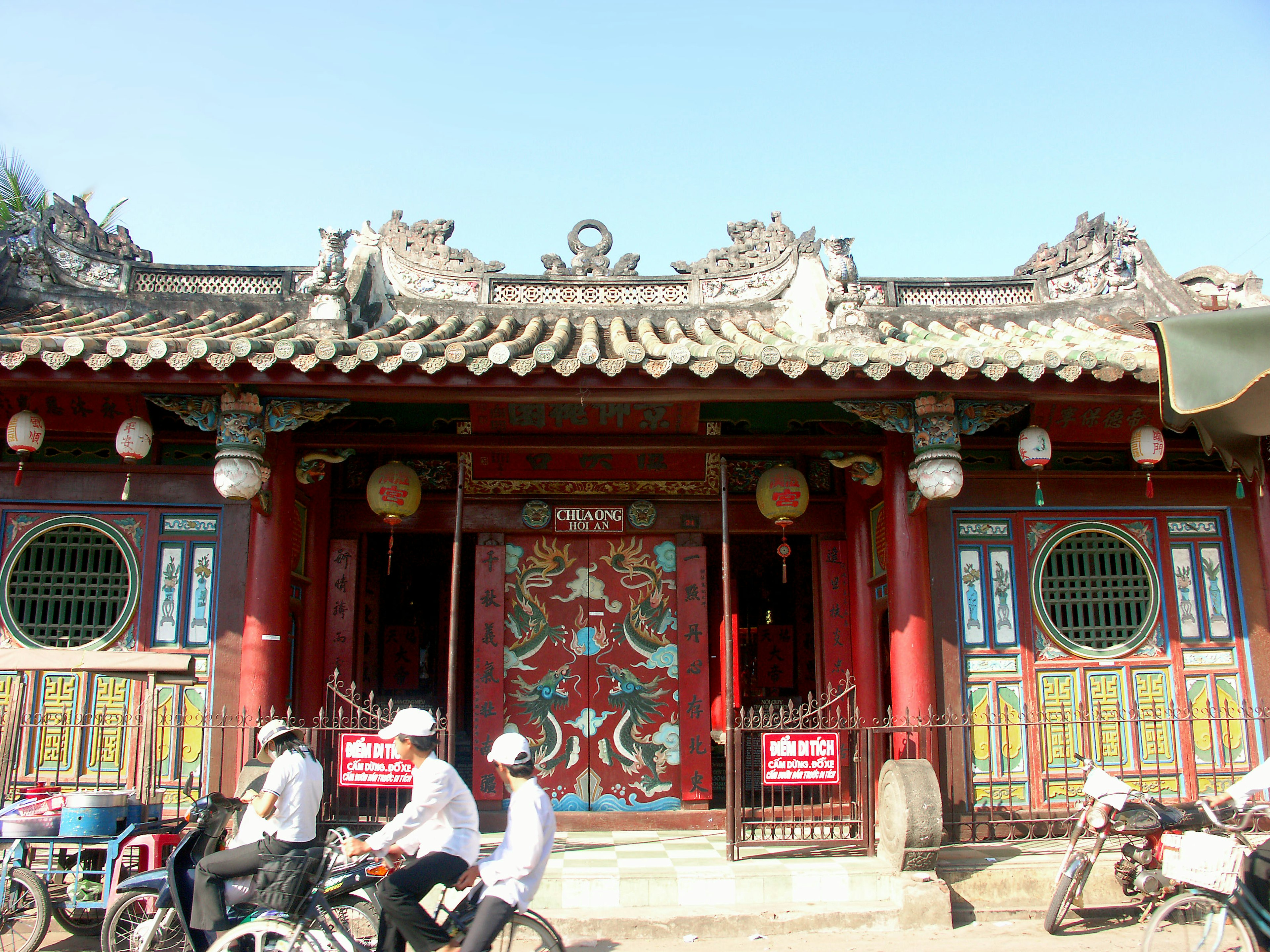 Bâtiment rouge traditionnel avec des décorations complexes et des lanternes