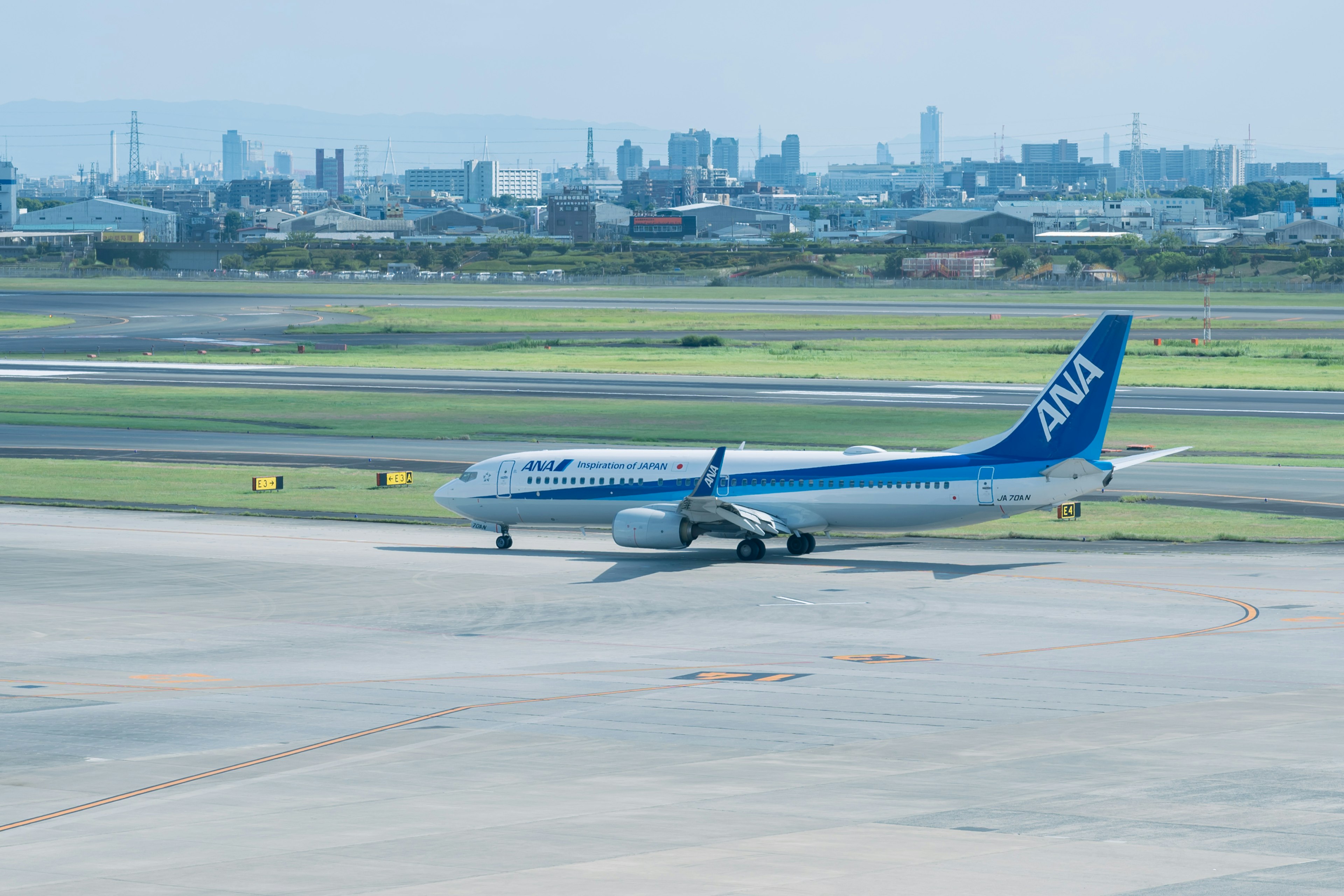 ANA-Passagierflugzeug rollt über die Landebahn