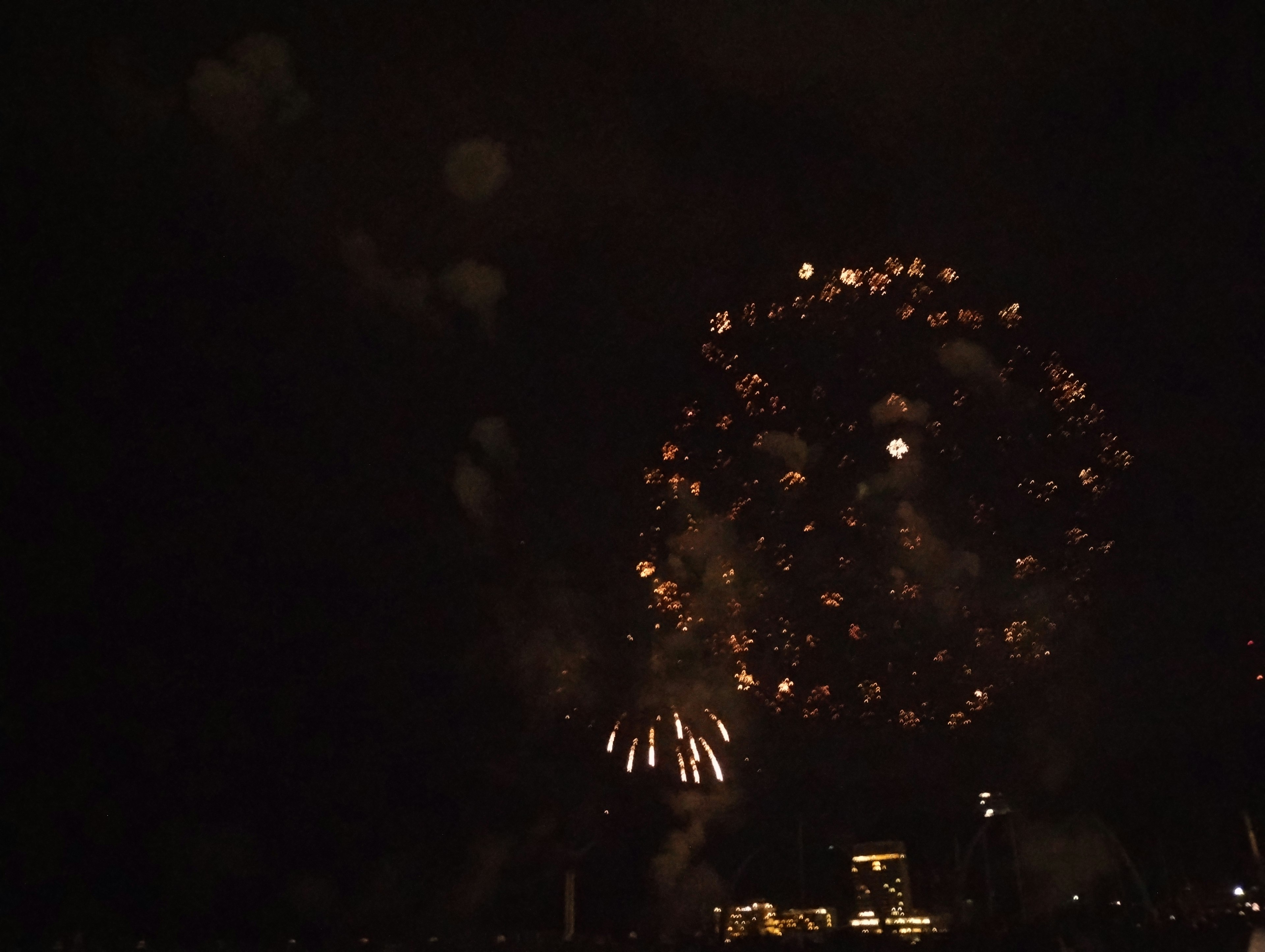 Espectáculo de fuegos artificiales coloridos iluminando el cielo nocturno