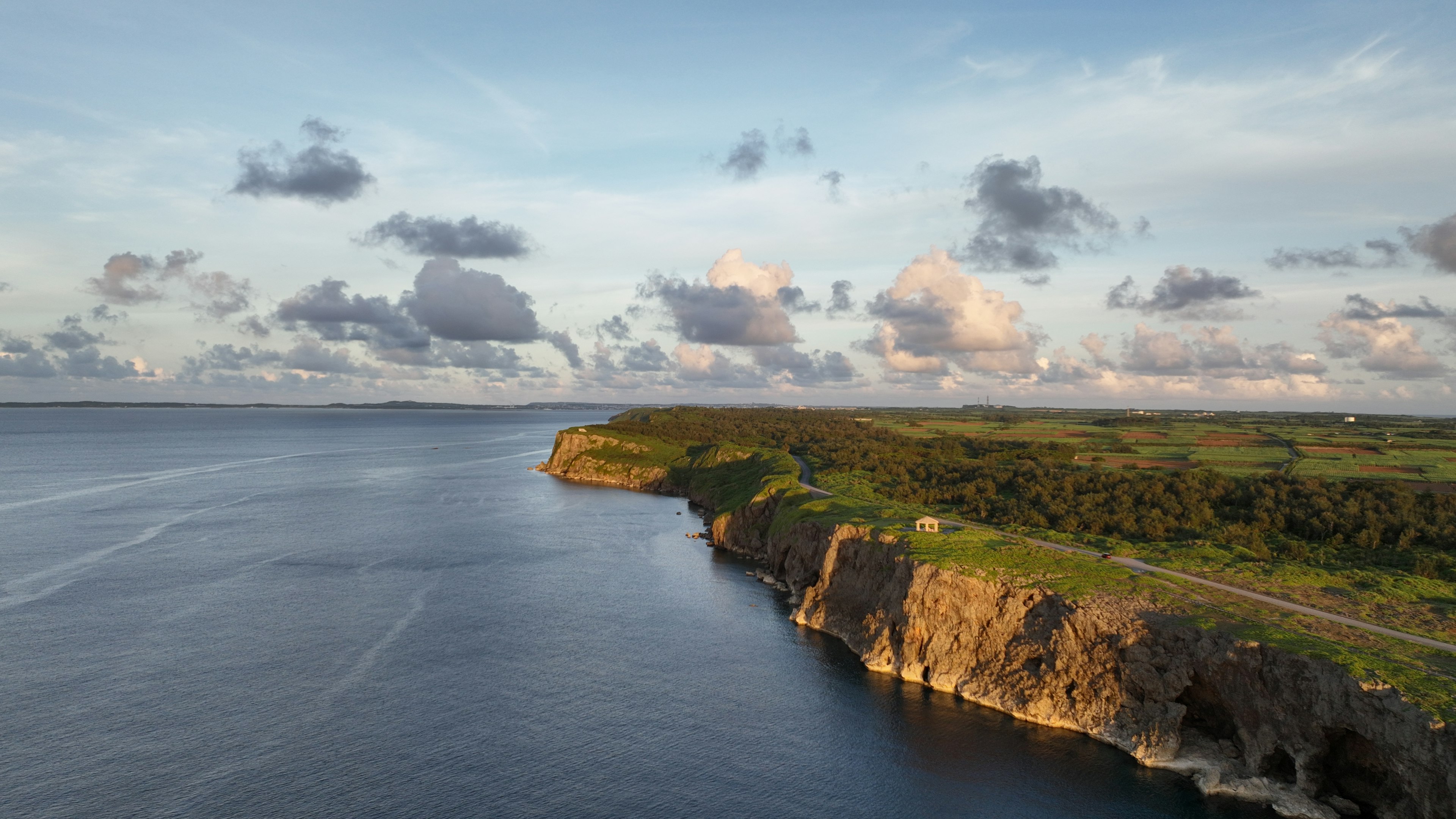 Côte pittoresque avec des collines verdoyantes et des nuages dramatiques