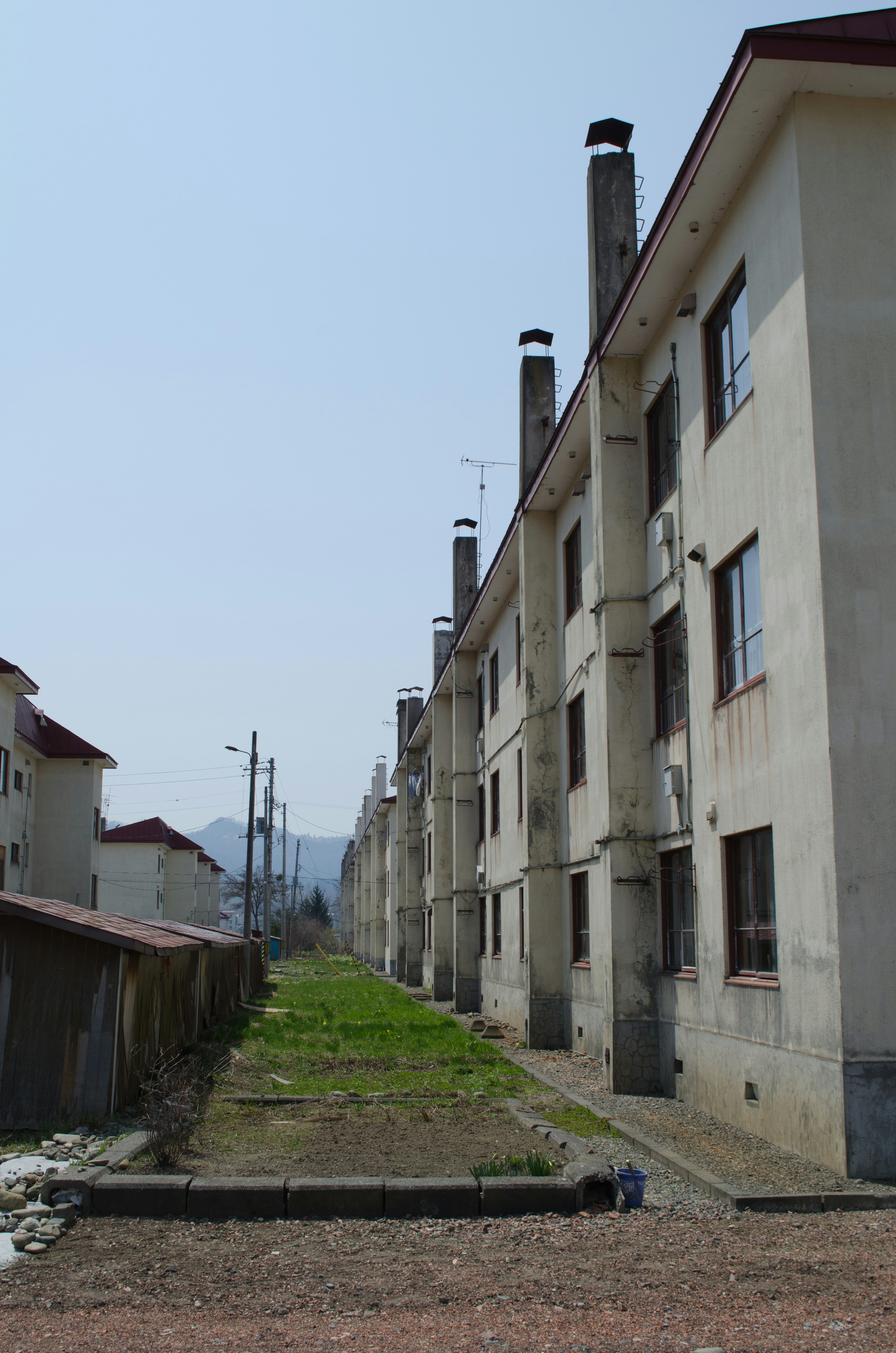 Rangée d'anciens immeubles sous un ciel bleu clair