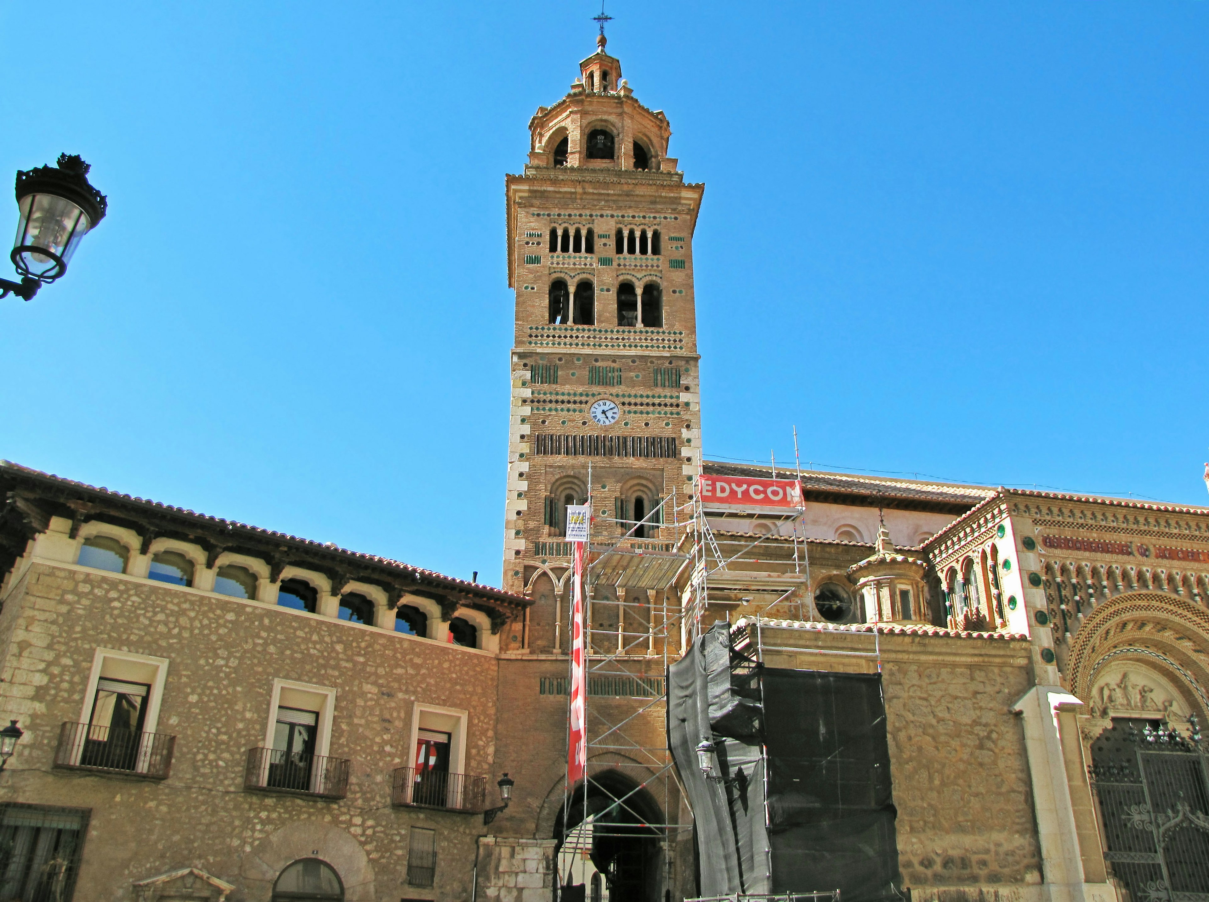 Edificio histórico con torre del reloj bajo un cielo azul