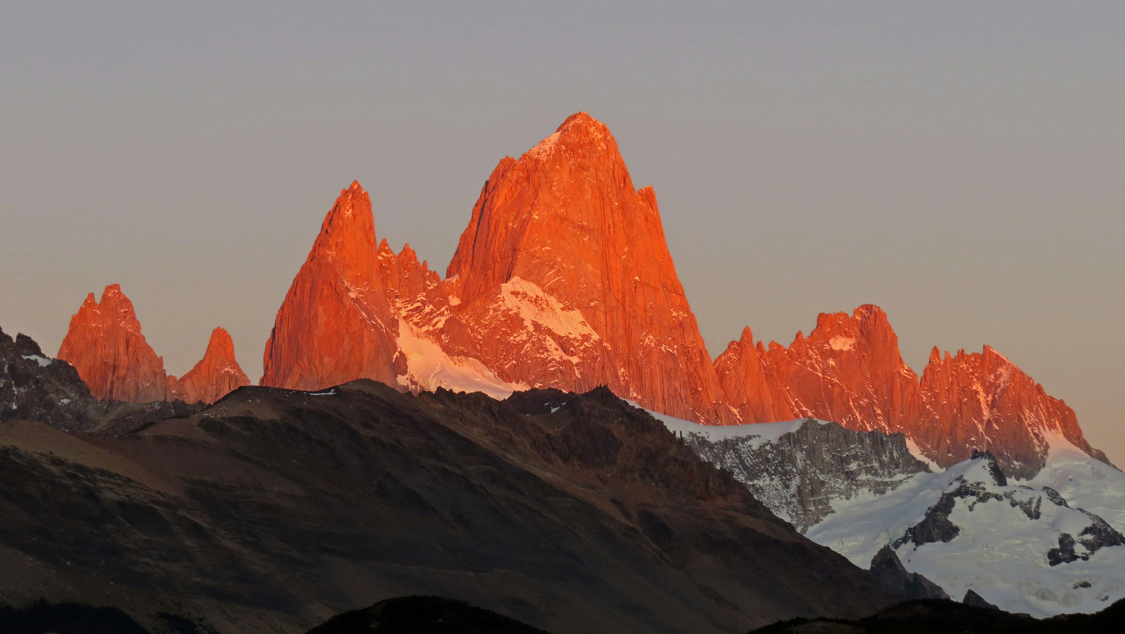 Stupenda vista delle montagne della Patagonia illuminate dal tramonto