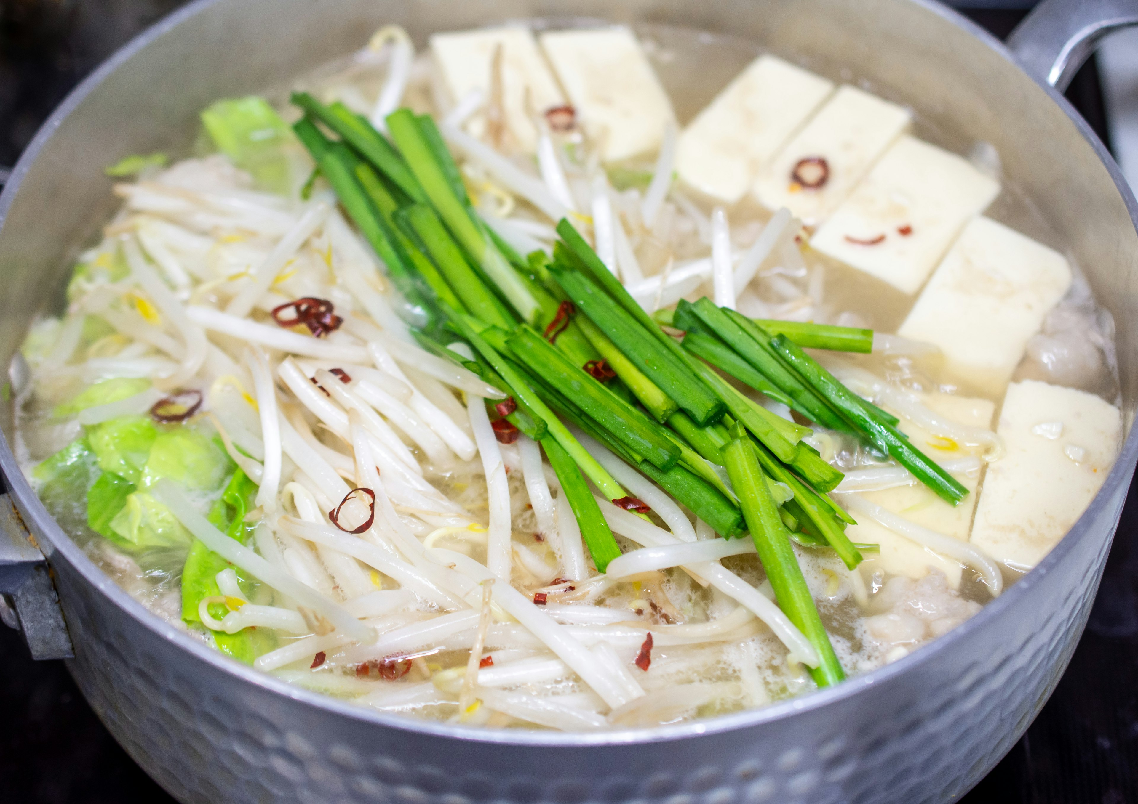 Tofu- und Gemüsesuppe in einem Topf