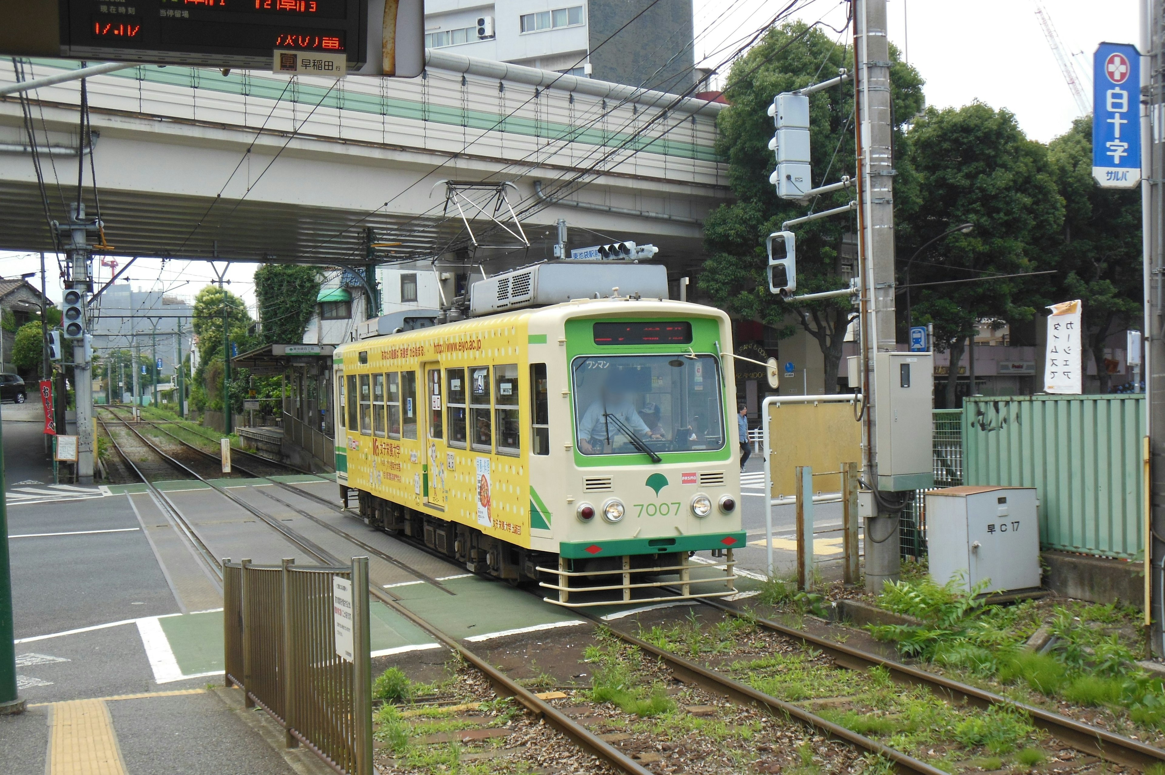 一輛黃色的有軌電車在城市環境中行駛