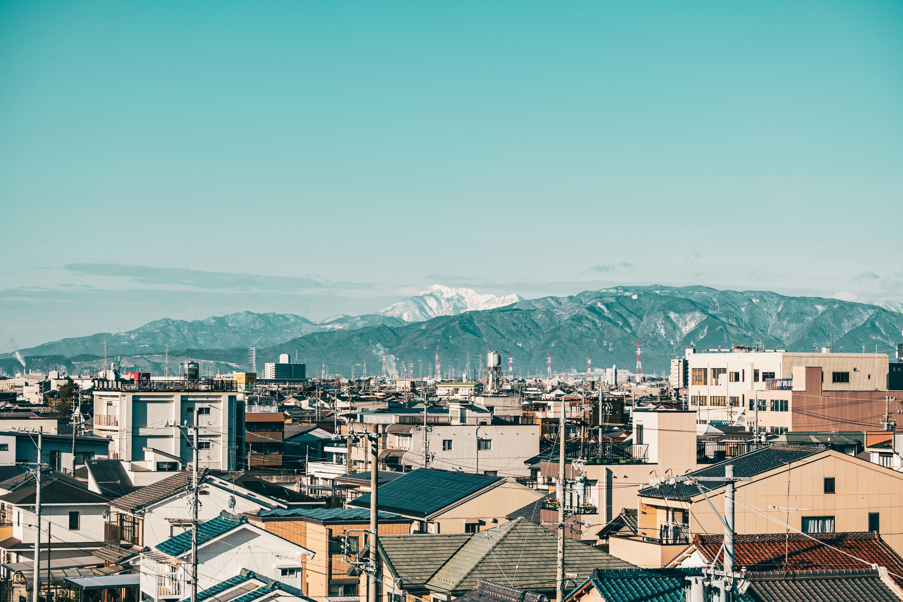 山々を背景にした都市の風景