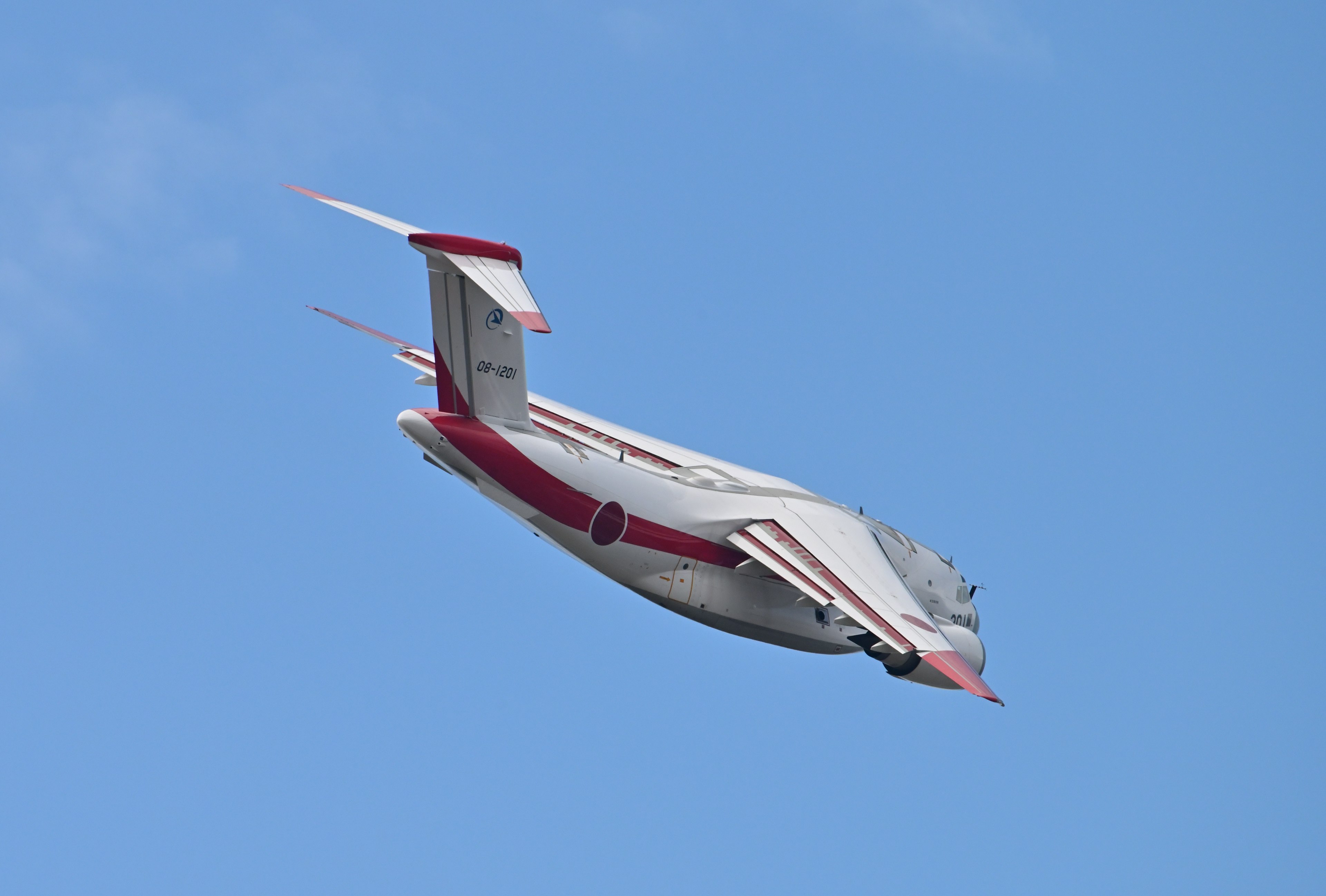 Ein rotes und weißes Flugzeug fliegt am Himmel