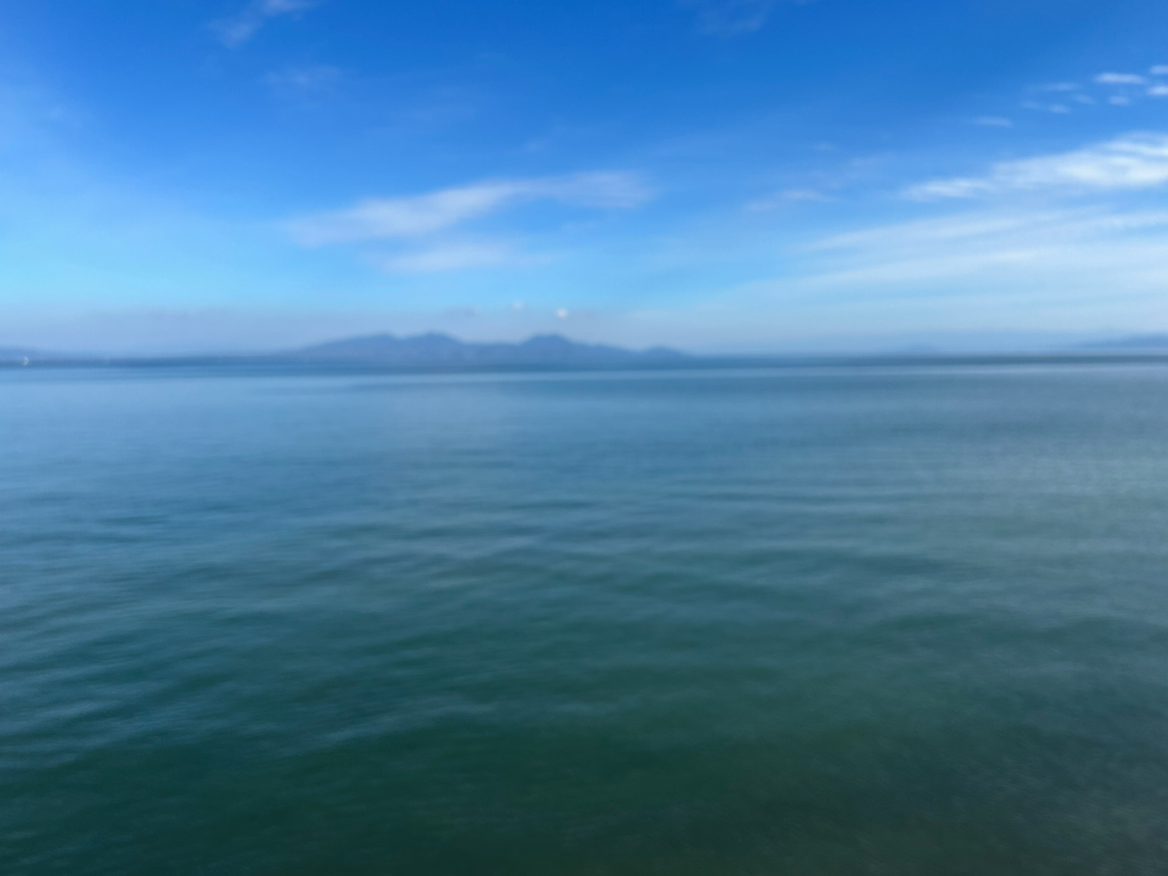 青い空と静かな海の風景が広がる