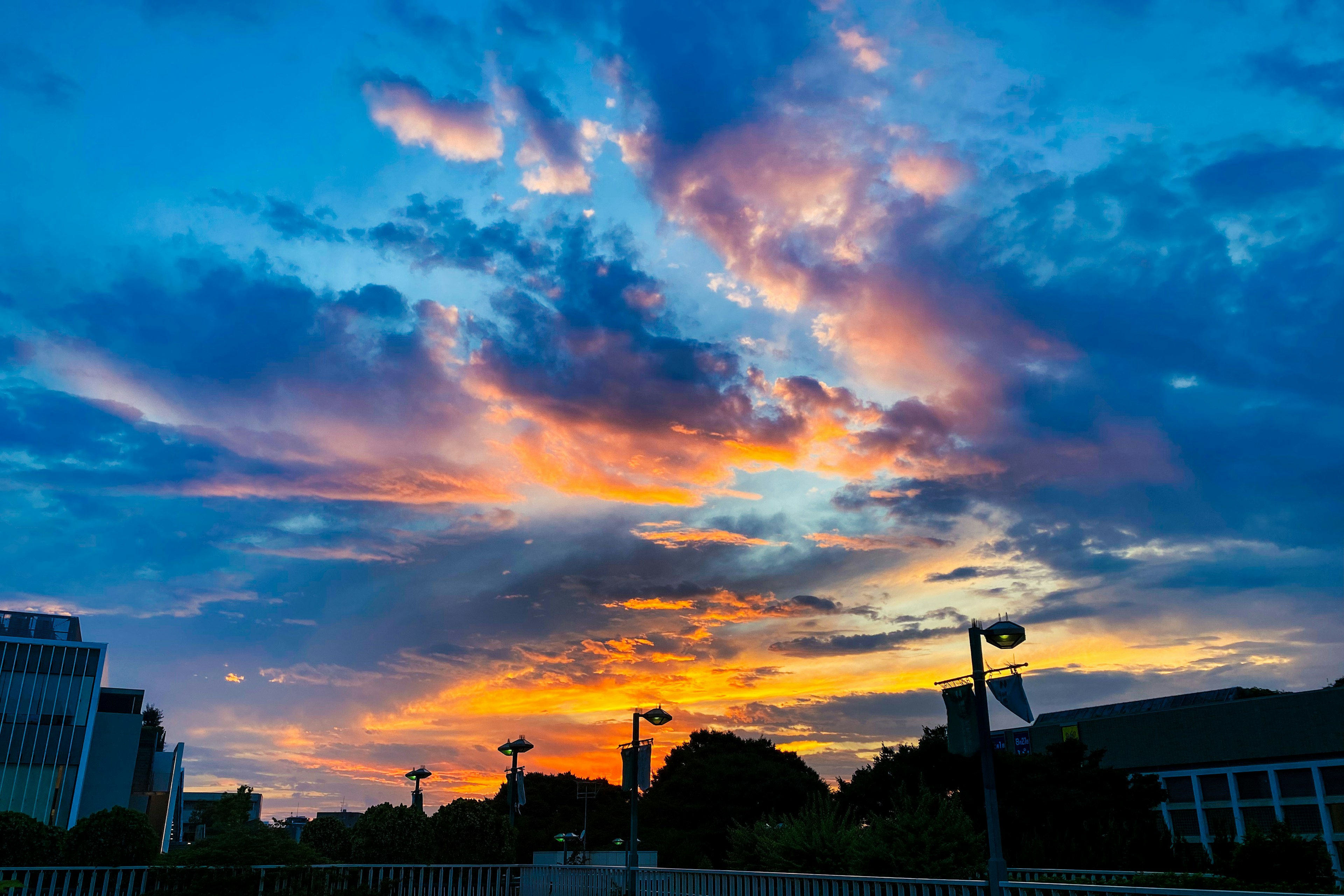 Espectacular atardecer con nubes vibrantes y cielo colorido