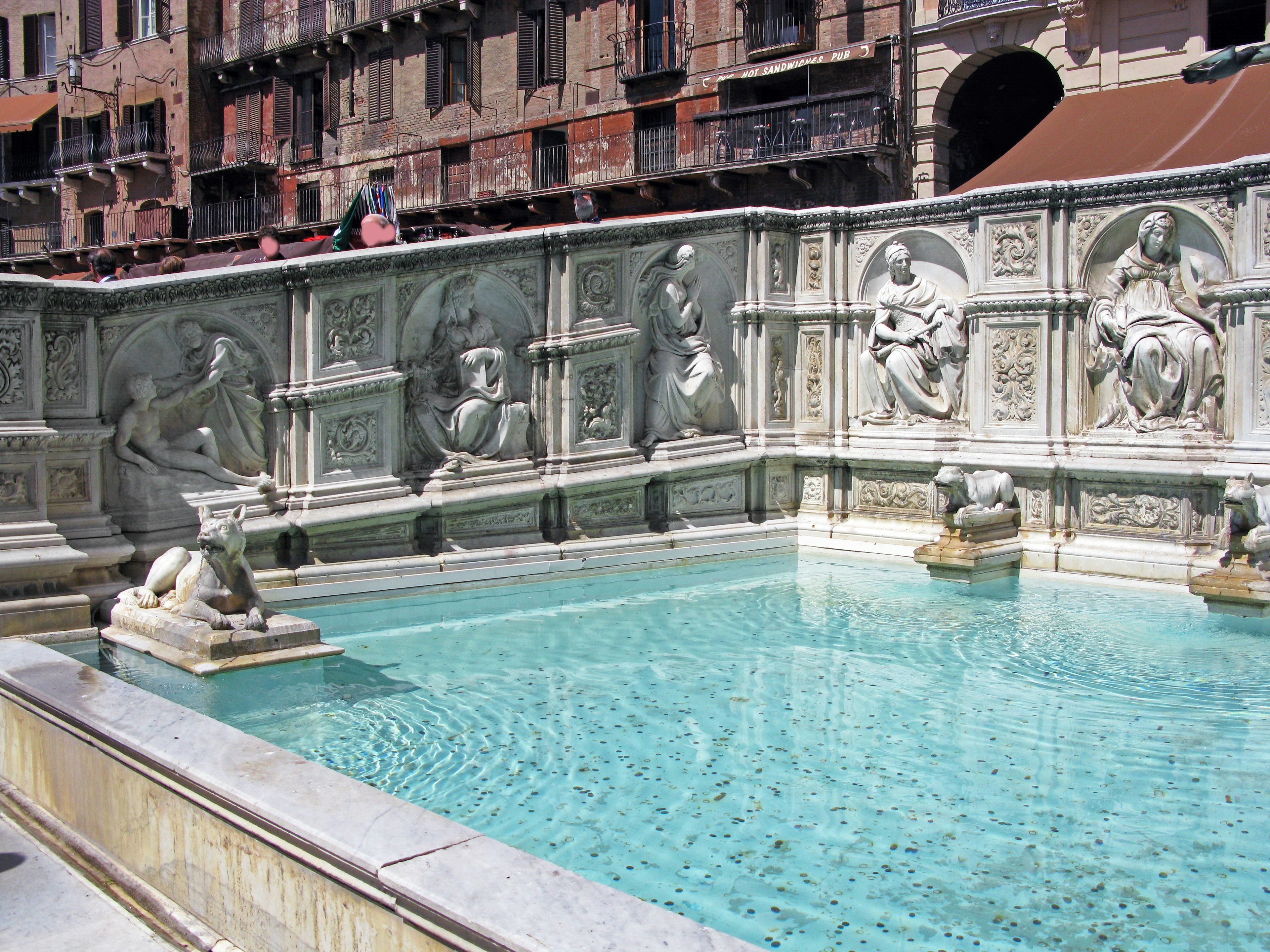 Eine malerische Ansicht mit einem schön gestalteten Brunnen und klarem blauem Wasser