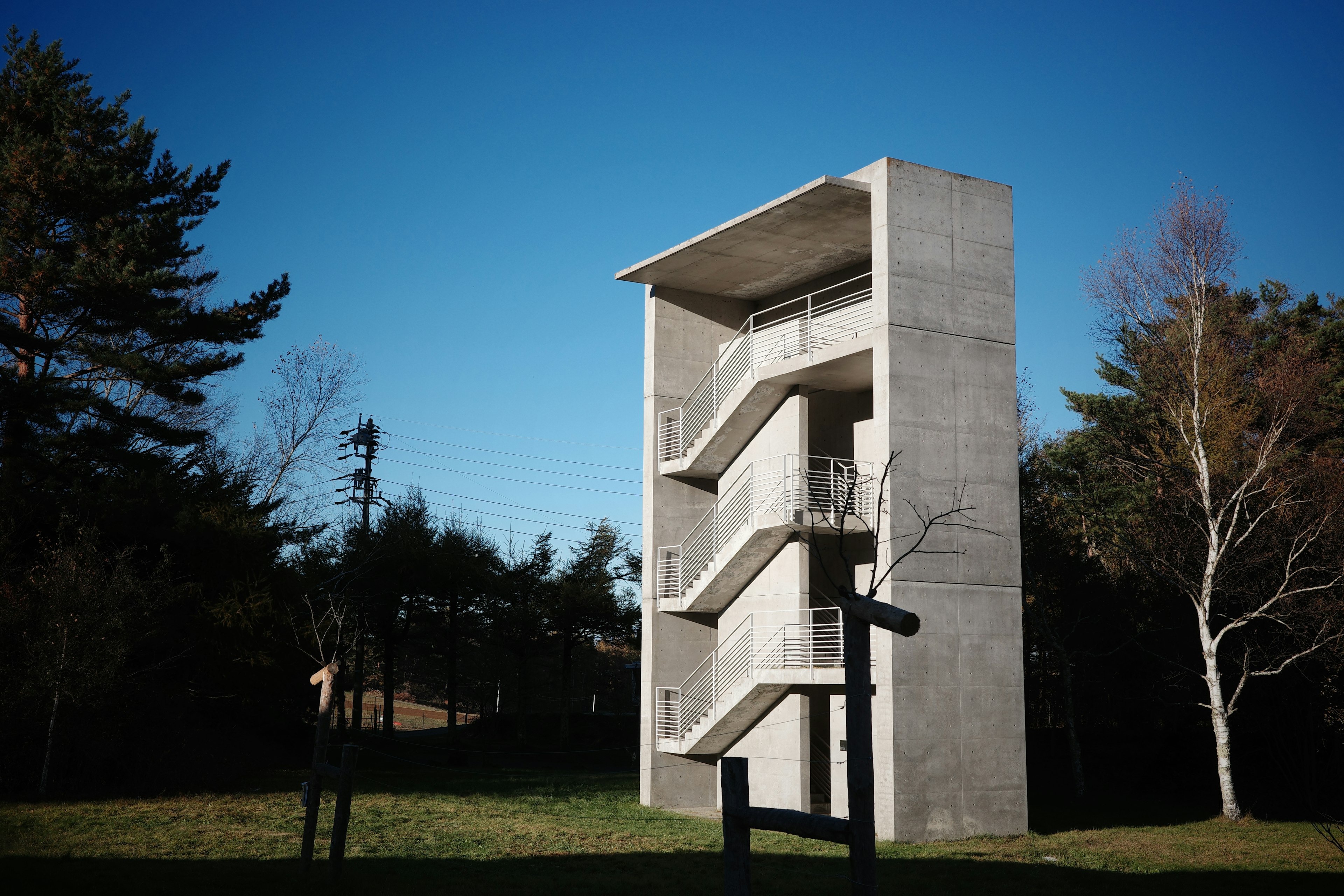 Edificio in cemento sotto un cielo blu