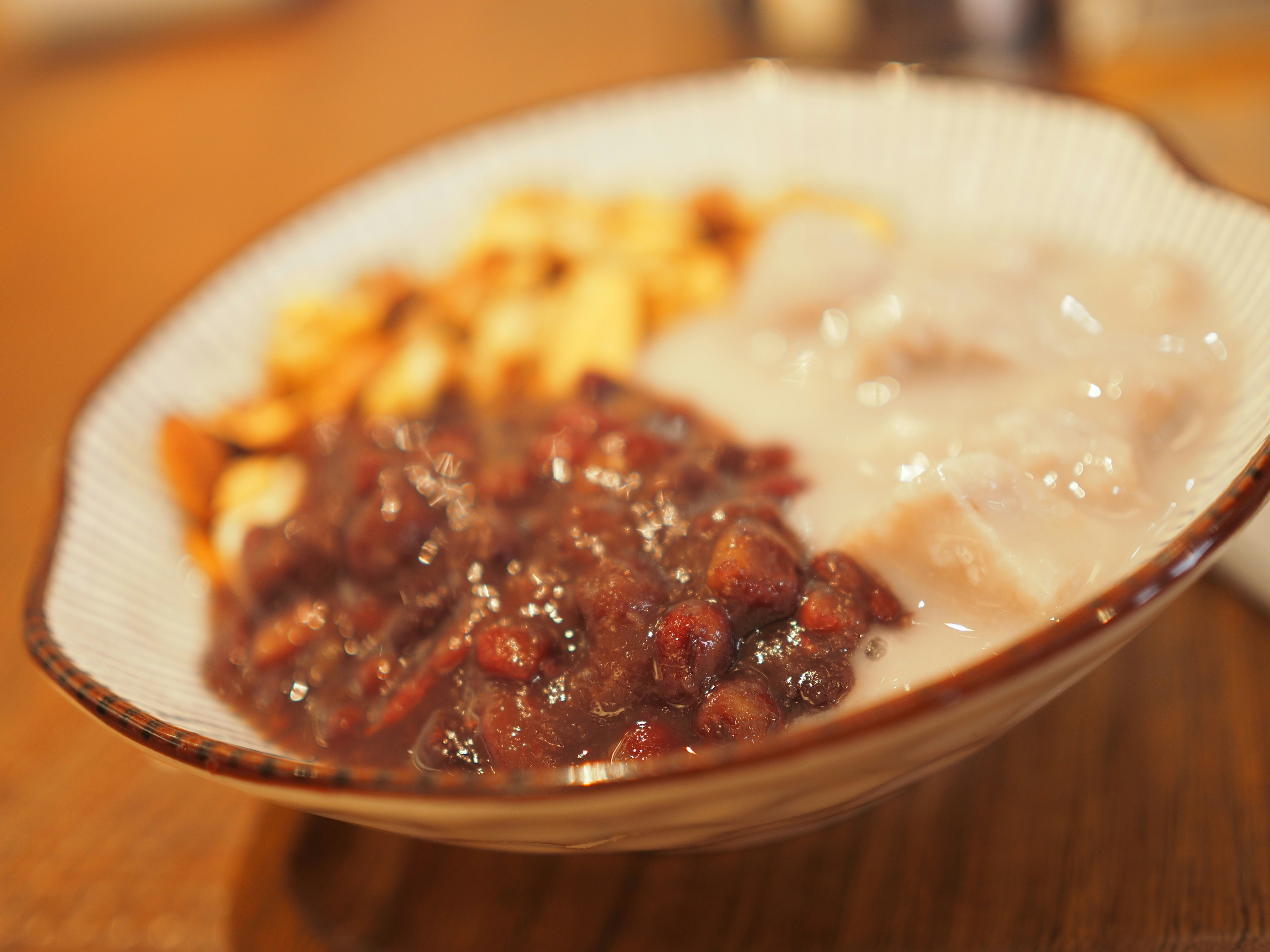 단팥, 크리미한 디저트, 견과류가 담긴 그릇