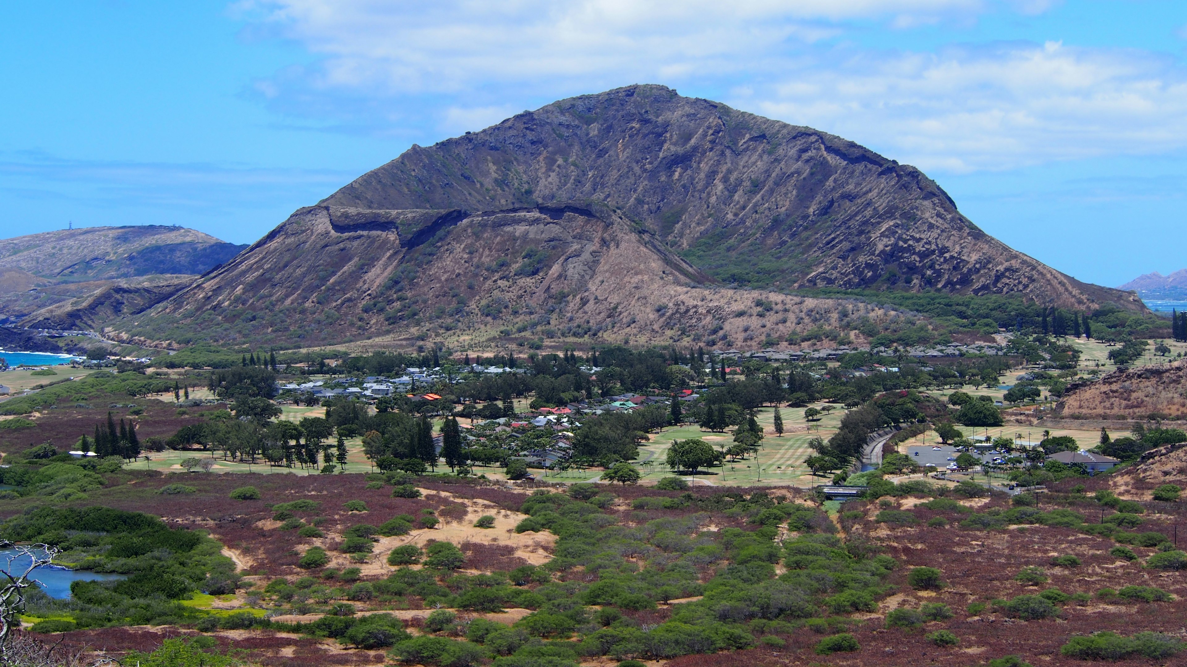 Paisaje montañoso en Hawái con colinas verdes