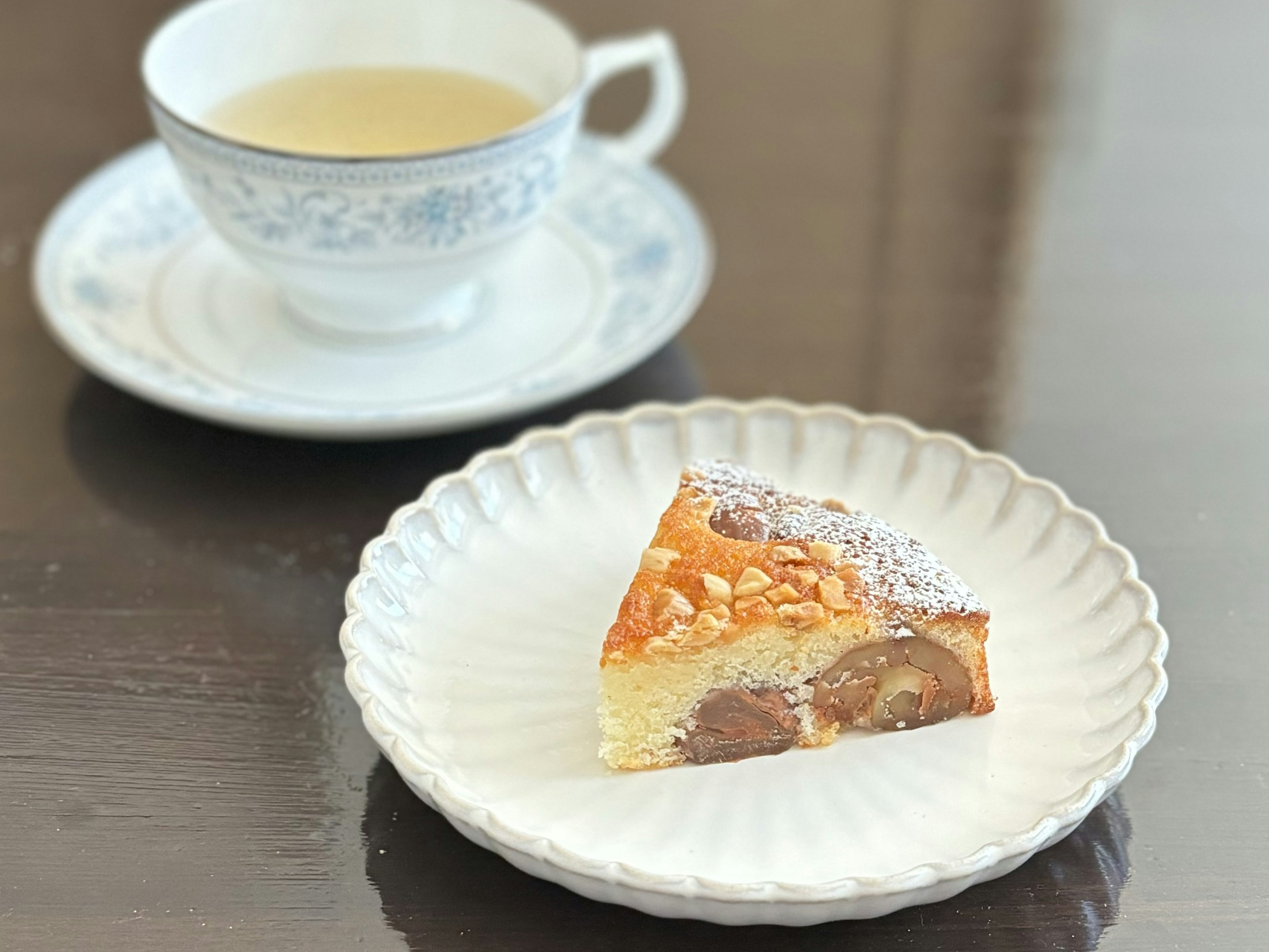 コーヒーカップと皿に乗ったケーキのスライス