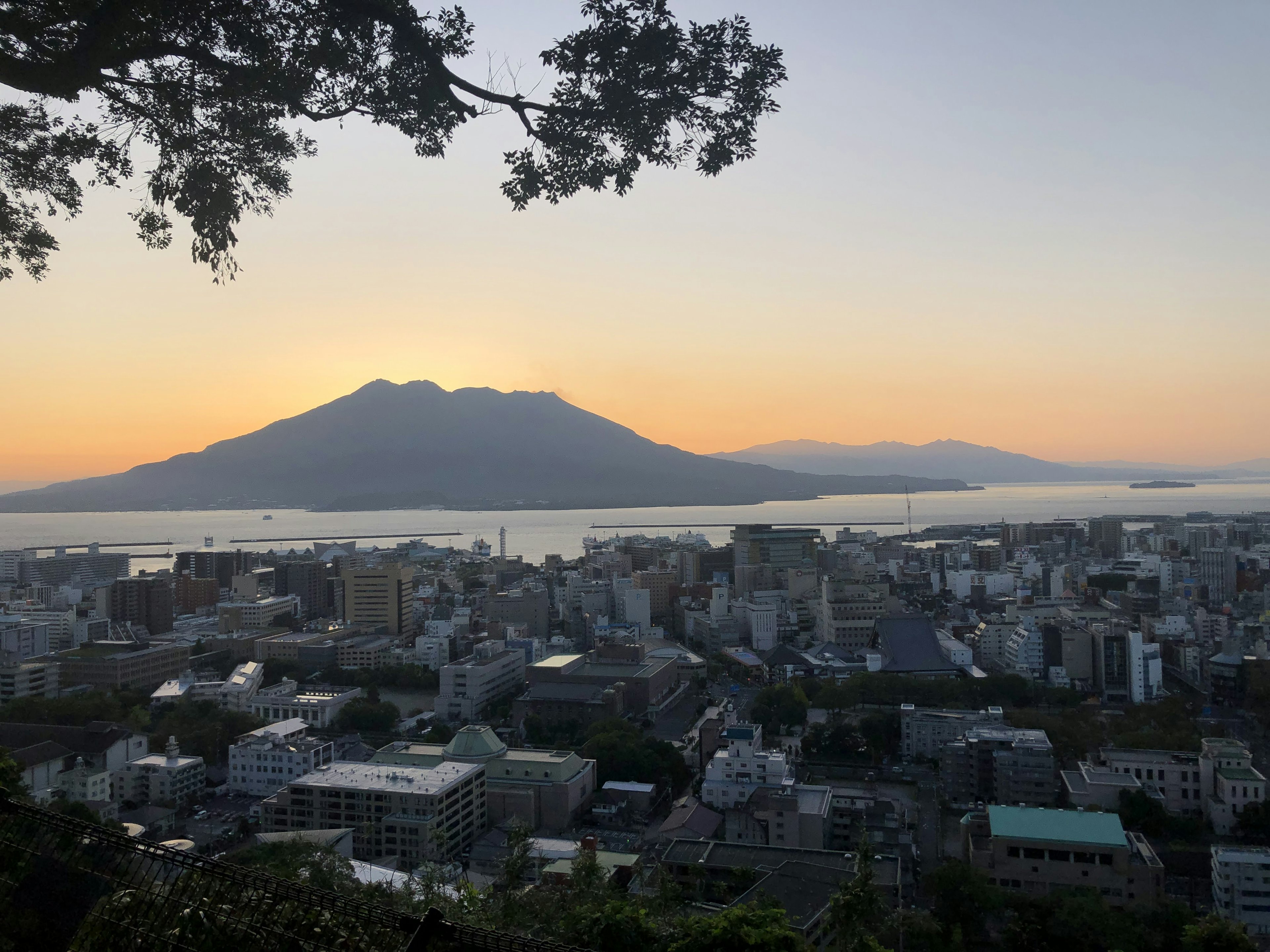 桜島を背景にした鹿児島市の夕暮れの景色