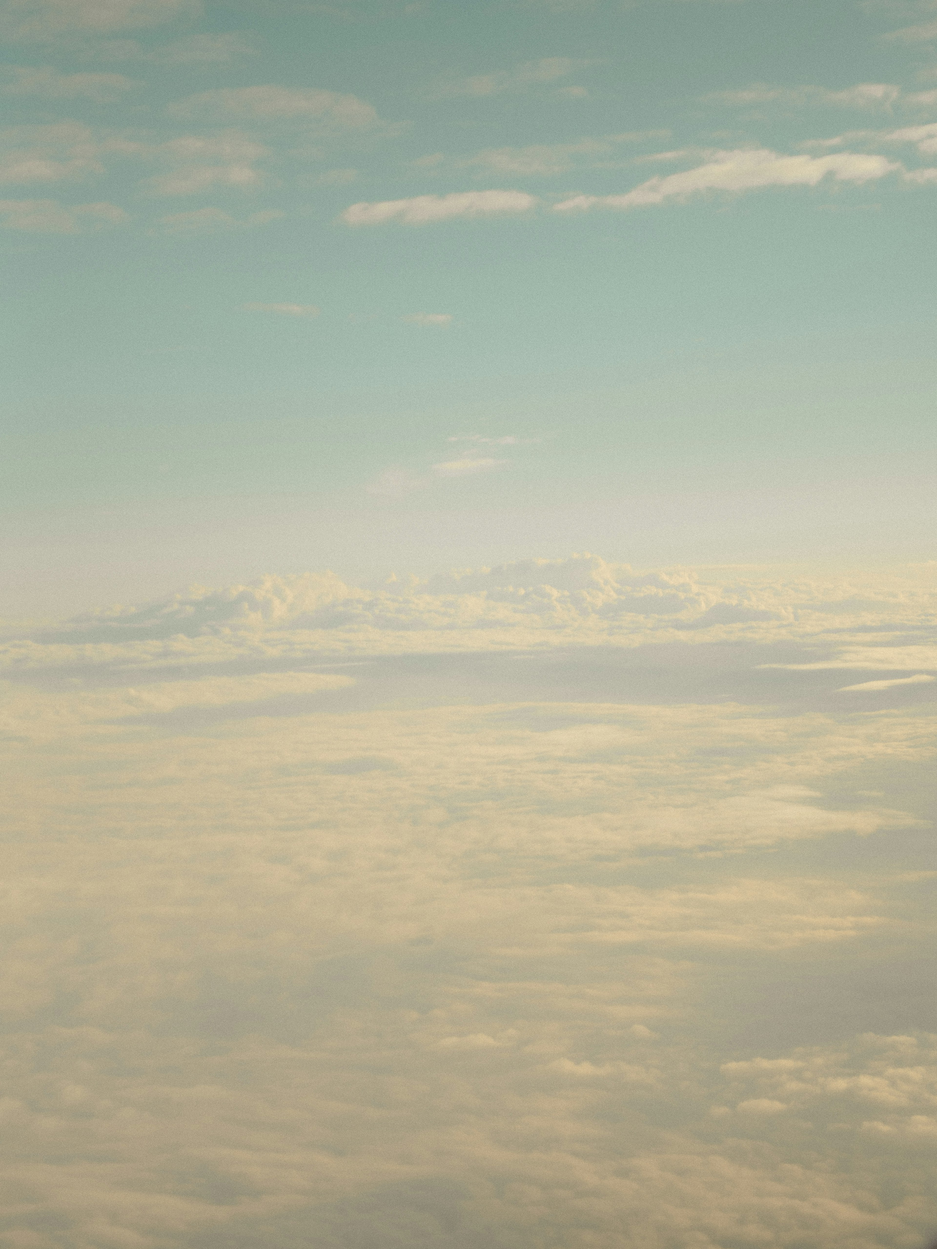 Langit biru dengan pemandangan awan lembut