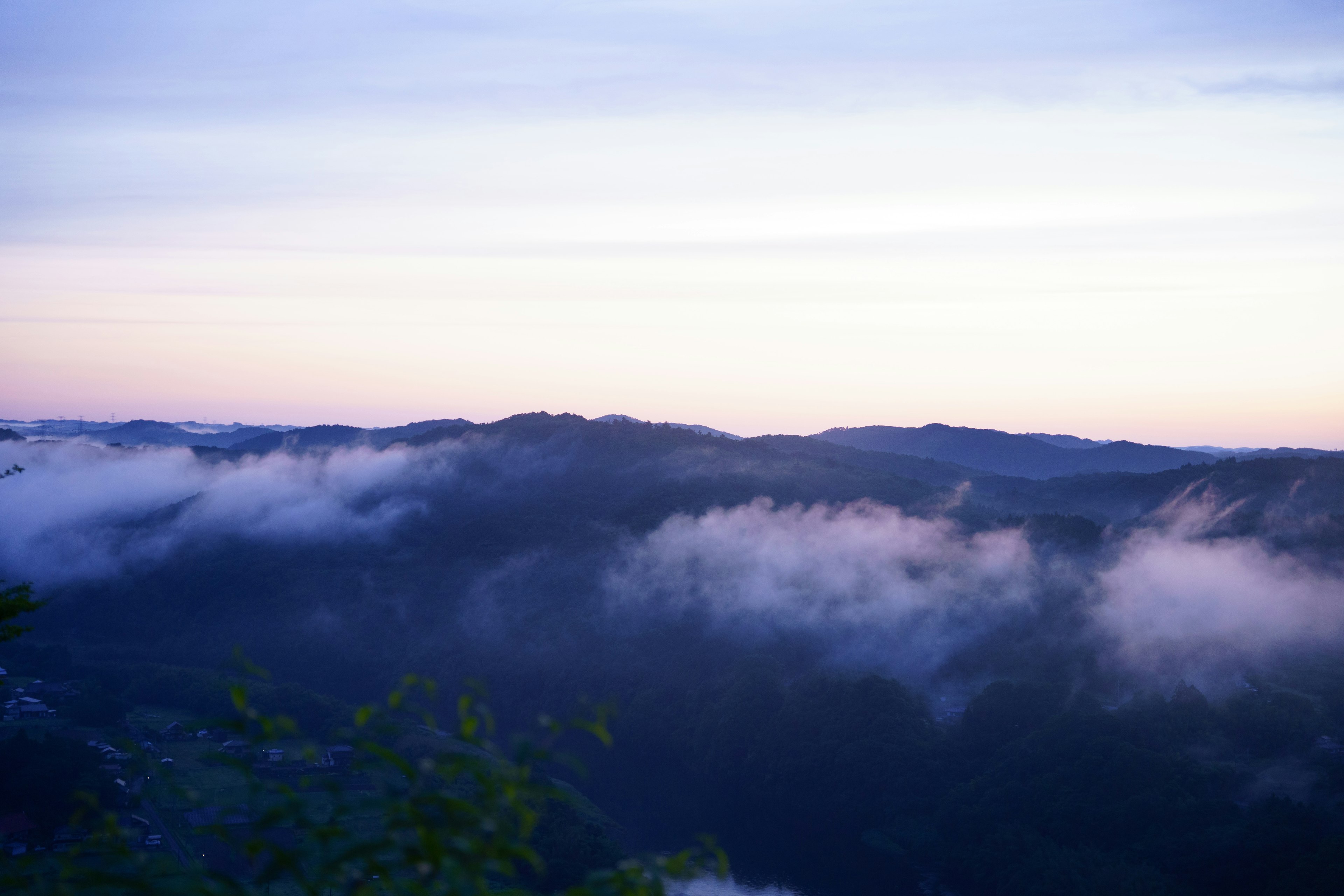 薄明かりの中の山々と雲の風景