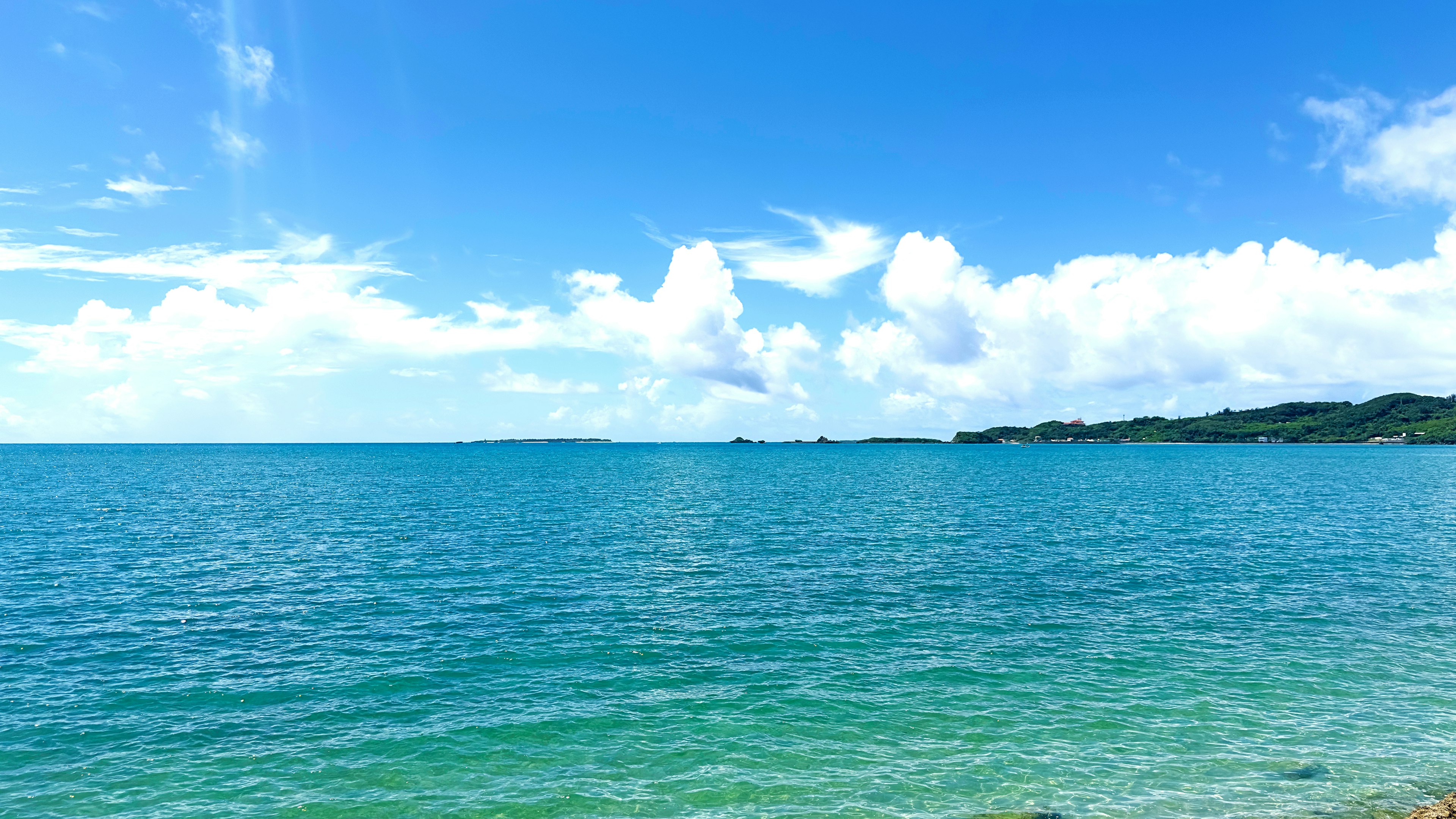 美麗的海景，藍色的水和白色的雲朵