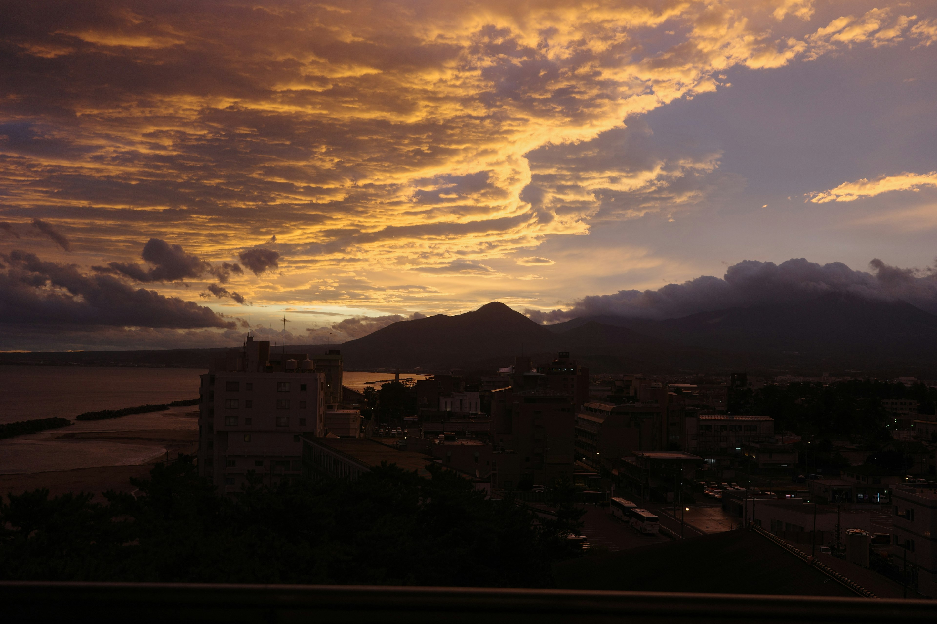 Pemandangan indah dengan langit senja dan siluet gunung