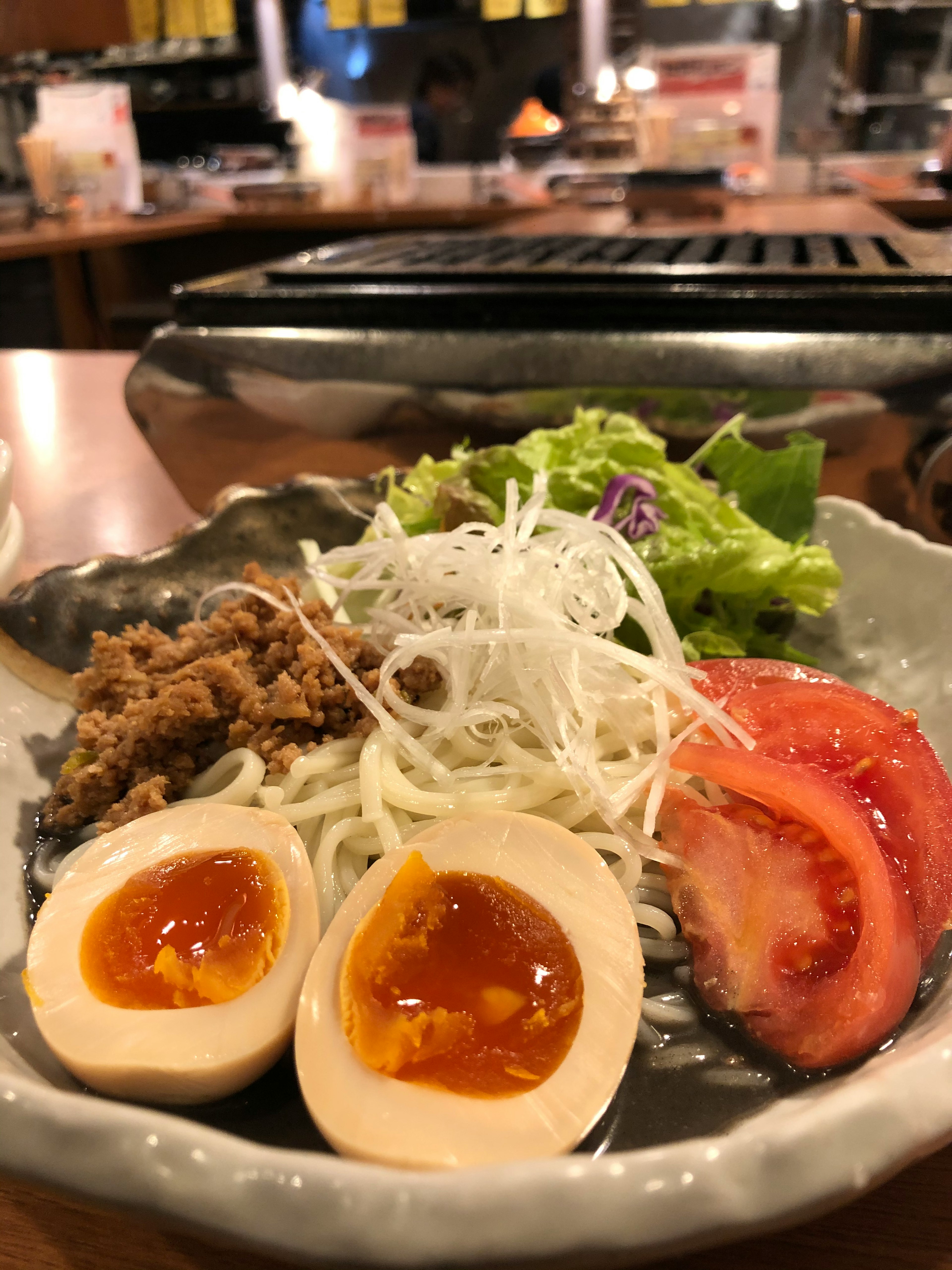 Un piatto ben presentato con uova sode insalata e pomodori