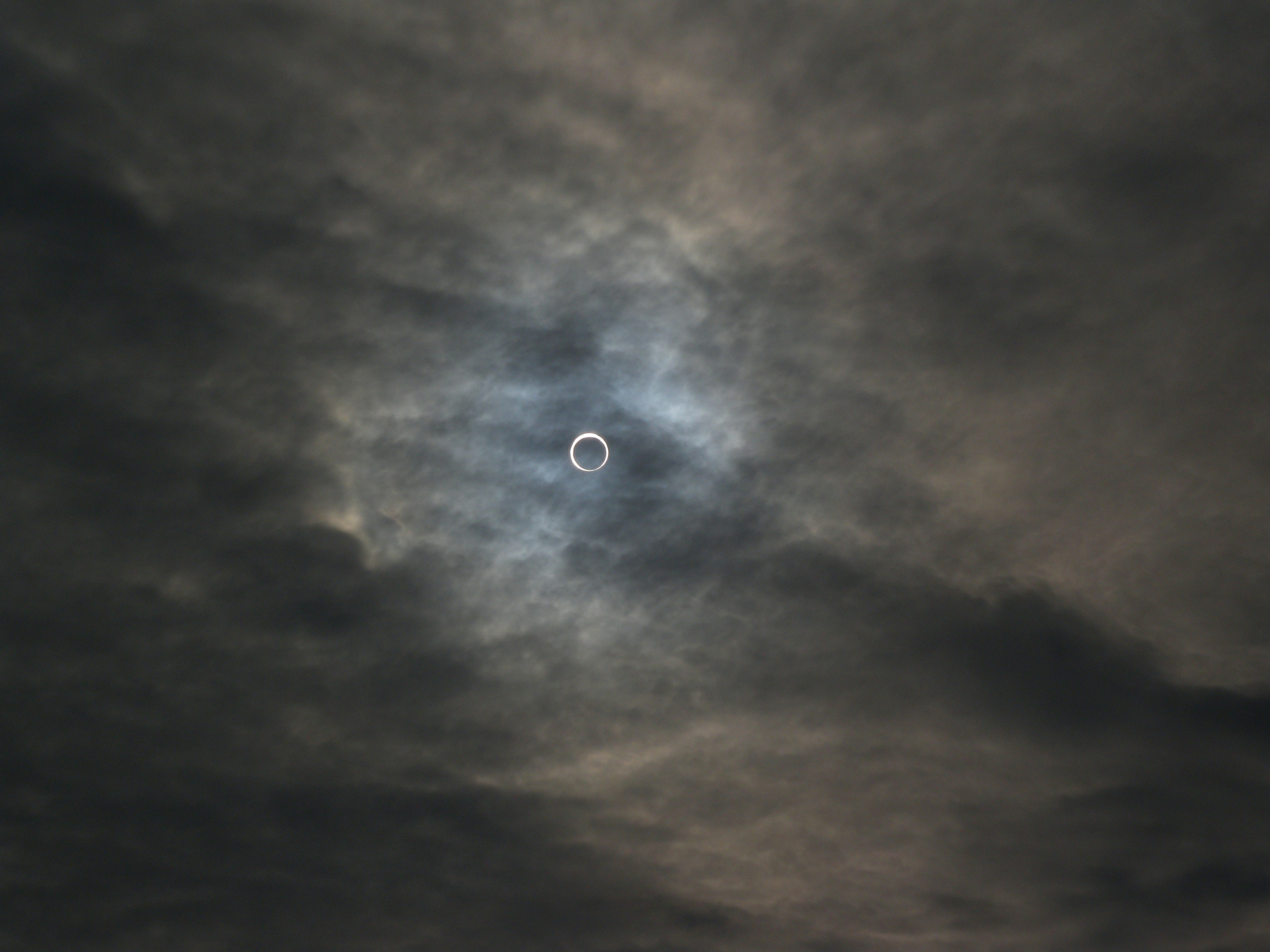 Una luce blu pallido circondata da nuvole scure