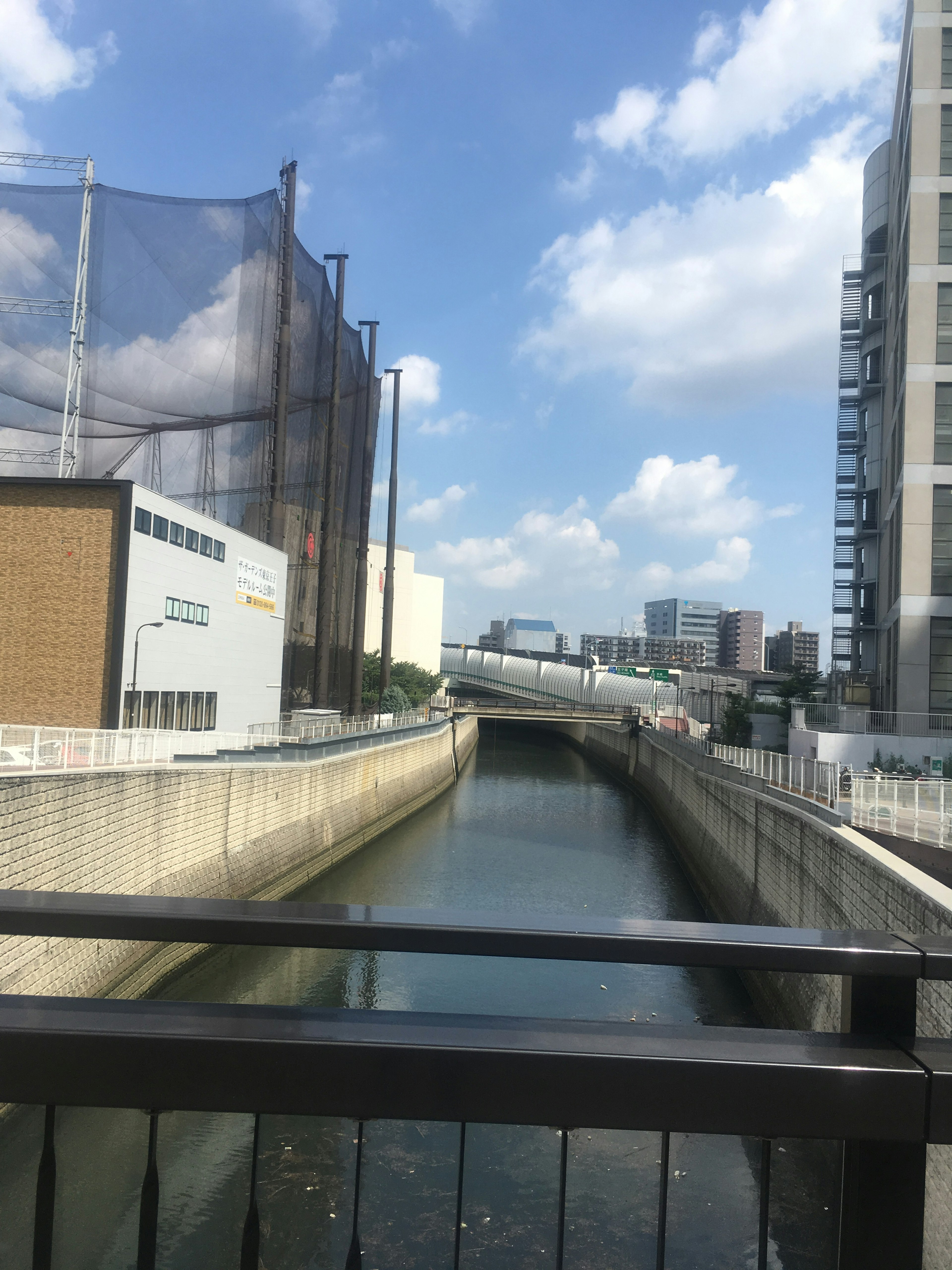 Vue d'une rivière et de bâtiments sous un ciel bleu avec des nuages