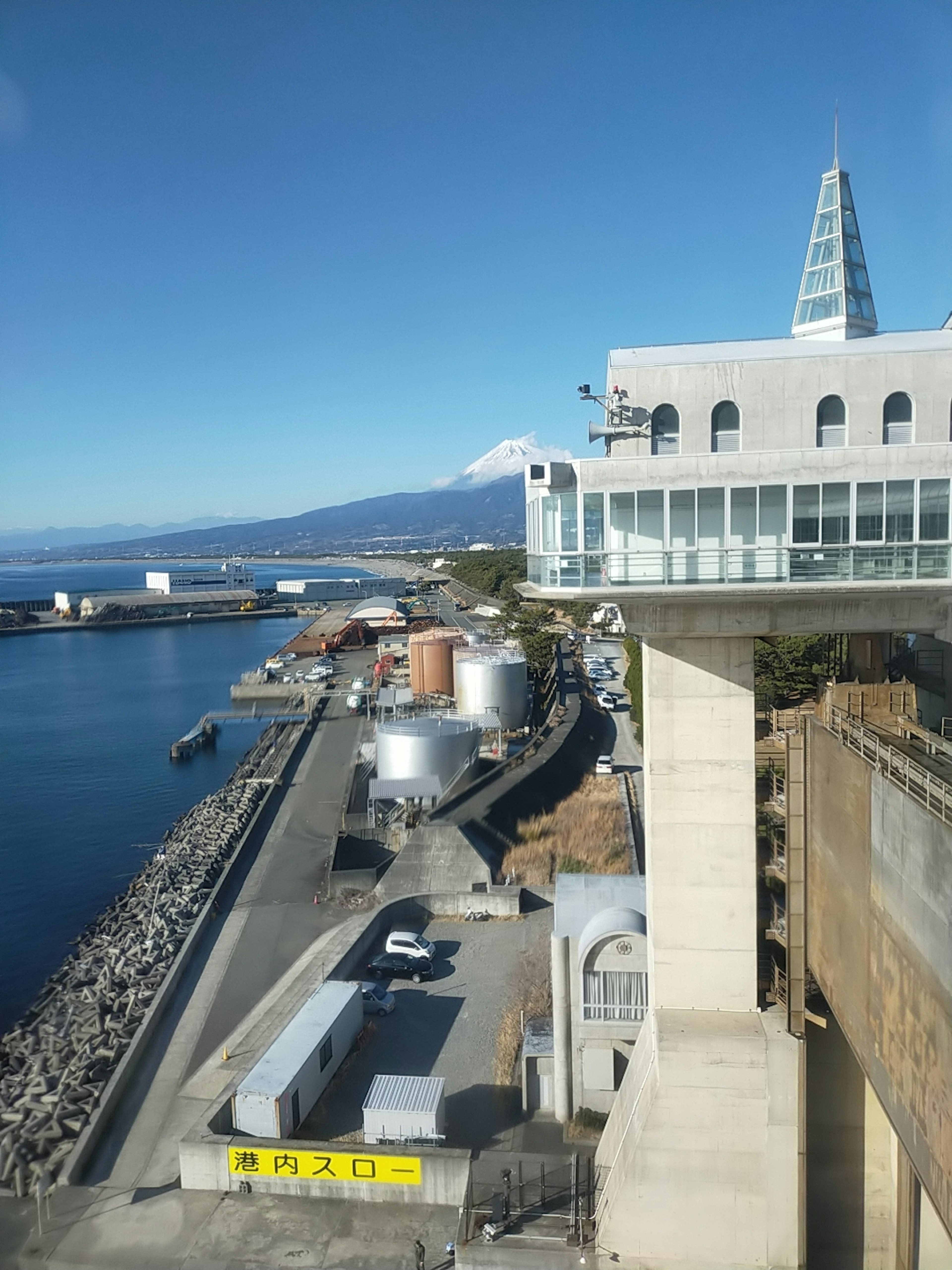 Vista di un porto con il monte Fuji in lontananza