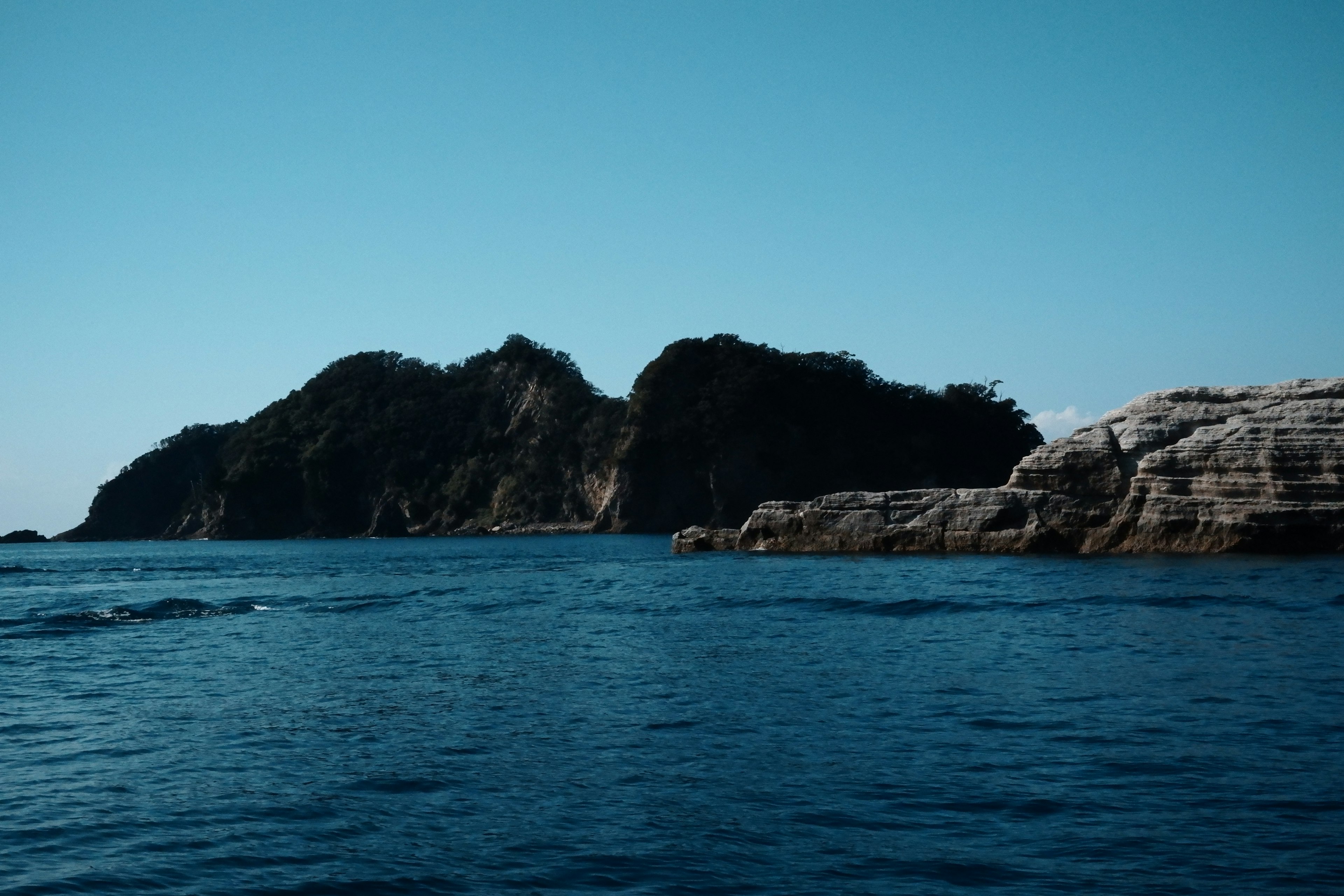 Vue pittoresque d'îles avec des rivages rocheux dans une mer bleue