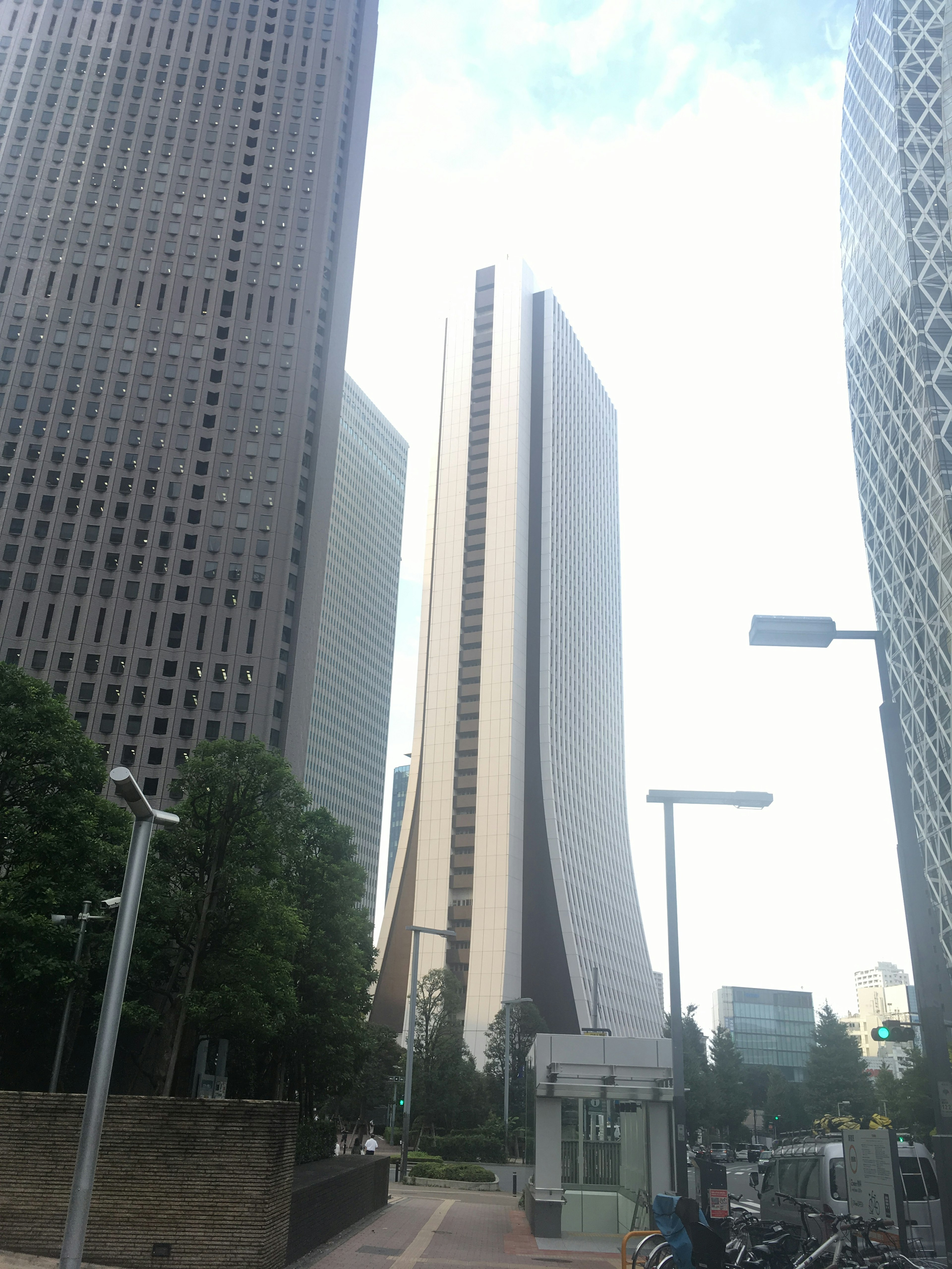 Paisaje urbano con edificios altos y una estructura de diseño único en el centro