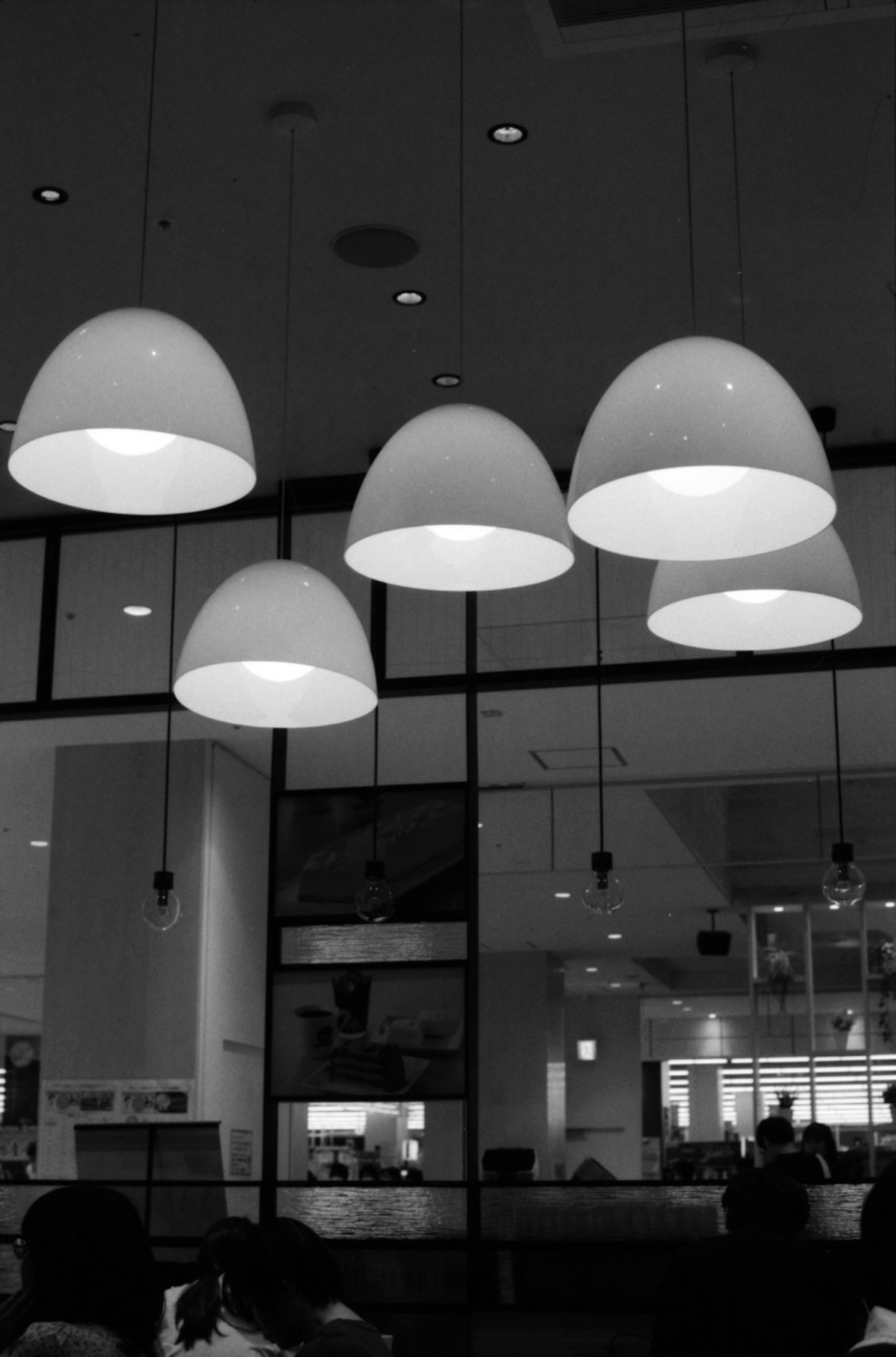 Intérieur de café moderne avec des lampes suspendues blanches