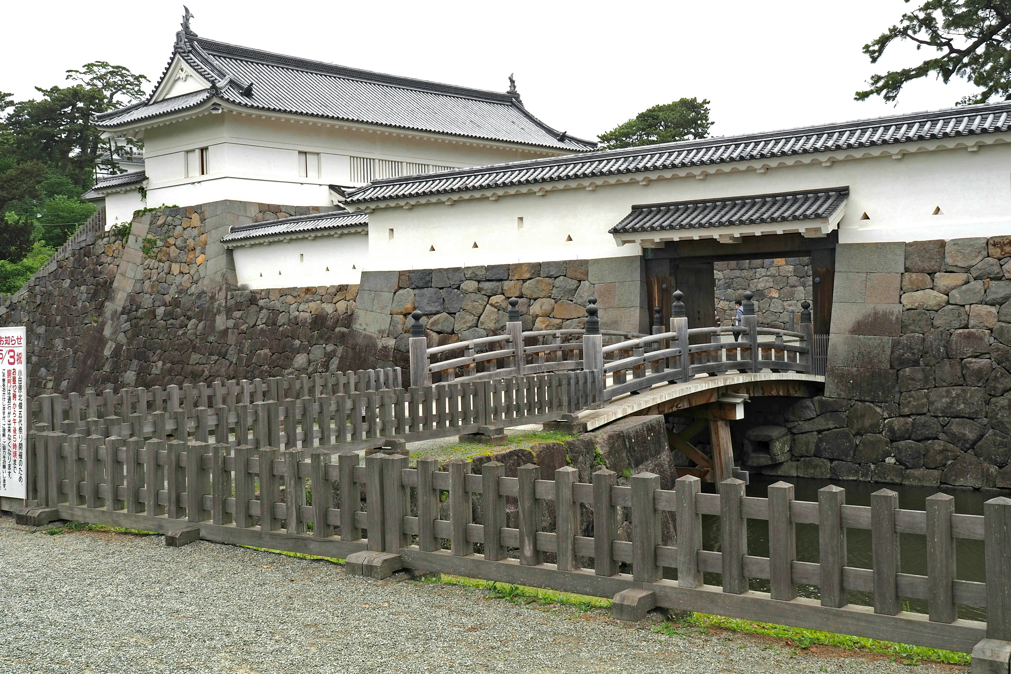 城の石壁と橋が見える景色